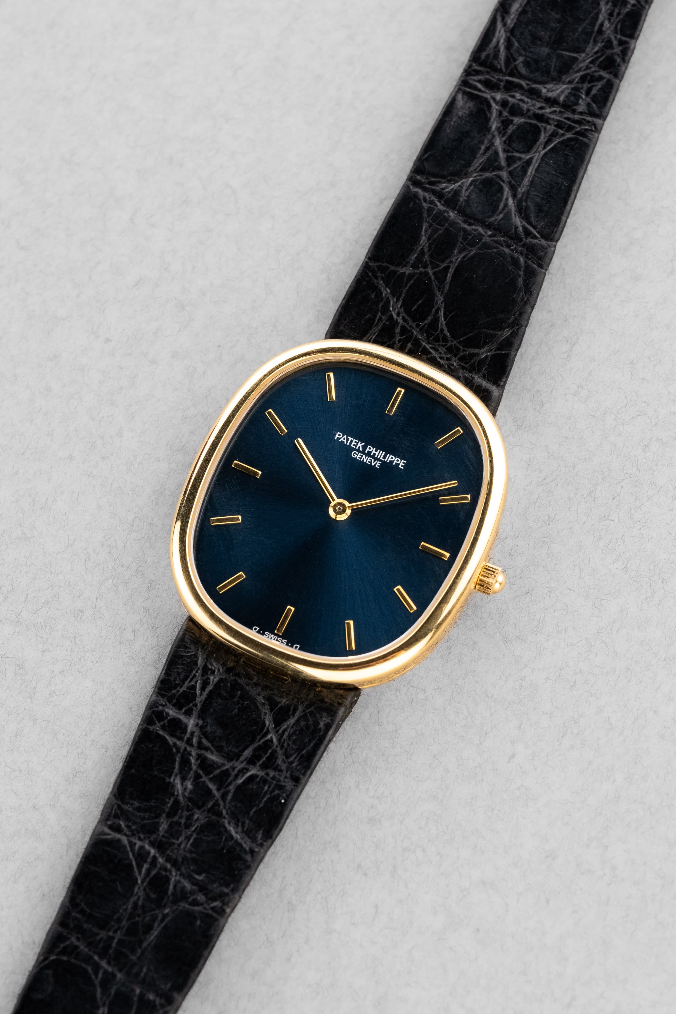 SZRR Superbe Patek Philippe Ellipse d'Or « Jumbo » réf. 3738 Automatique Sigma, Full Set, Cal. 240 Micro-Rotor - Three Quarters