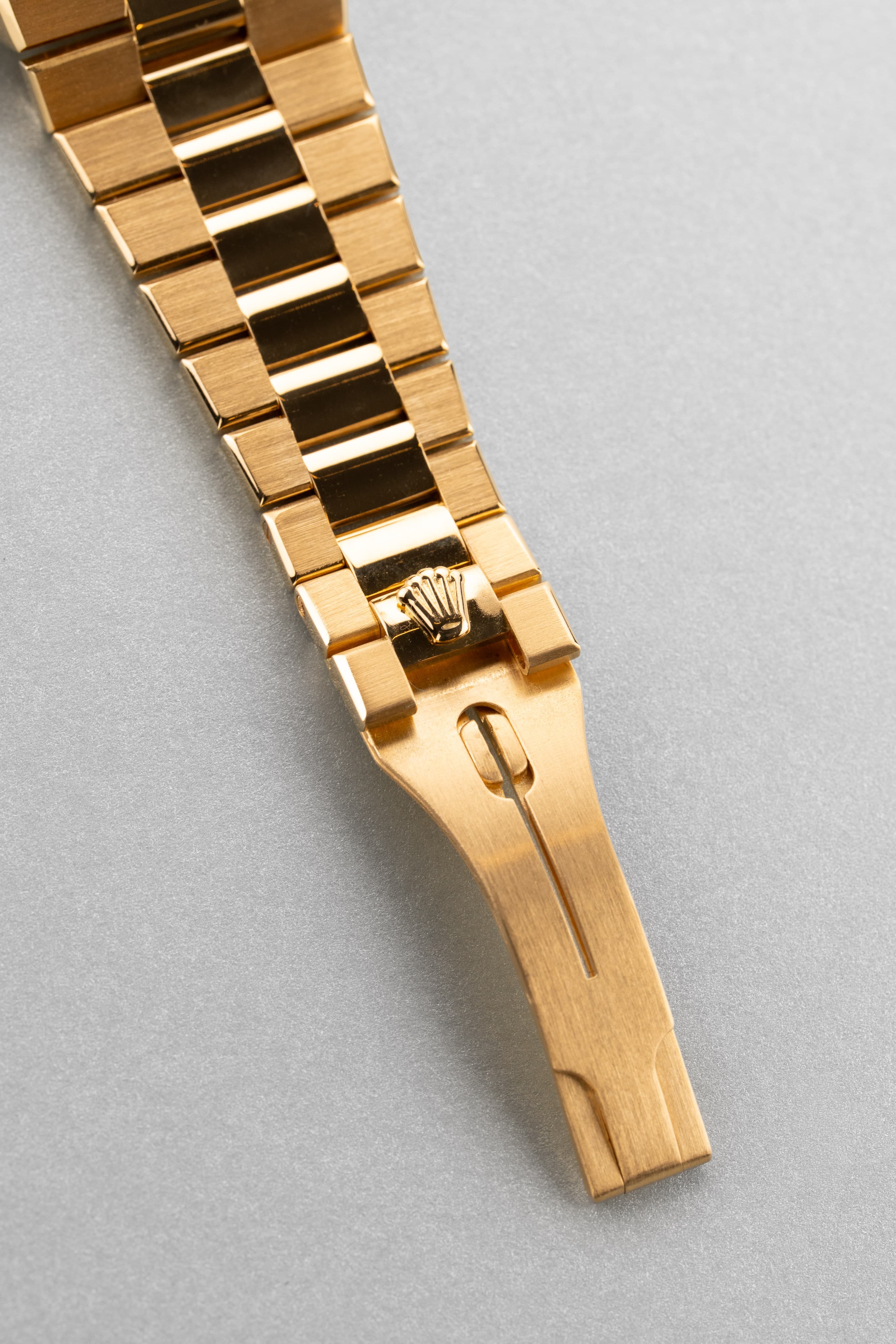 TZBB Rolex Day-Date Oysterquartz réf. 19018 en or jaune de 1979 – Excellent état - Buckle Outside