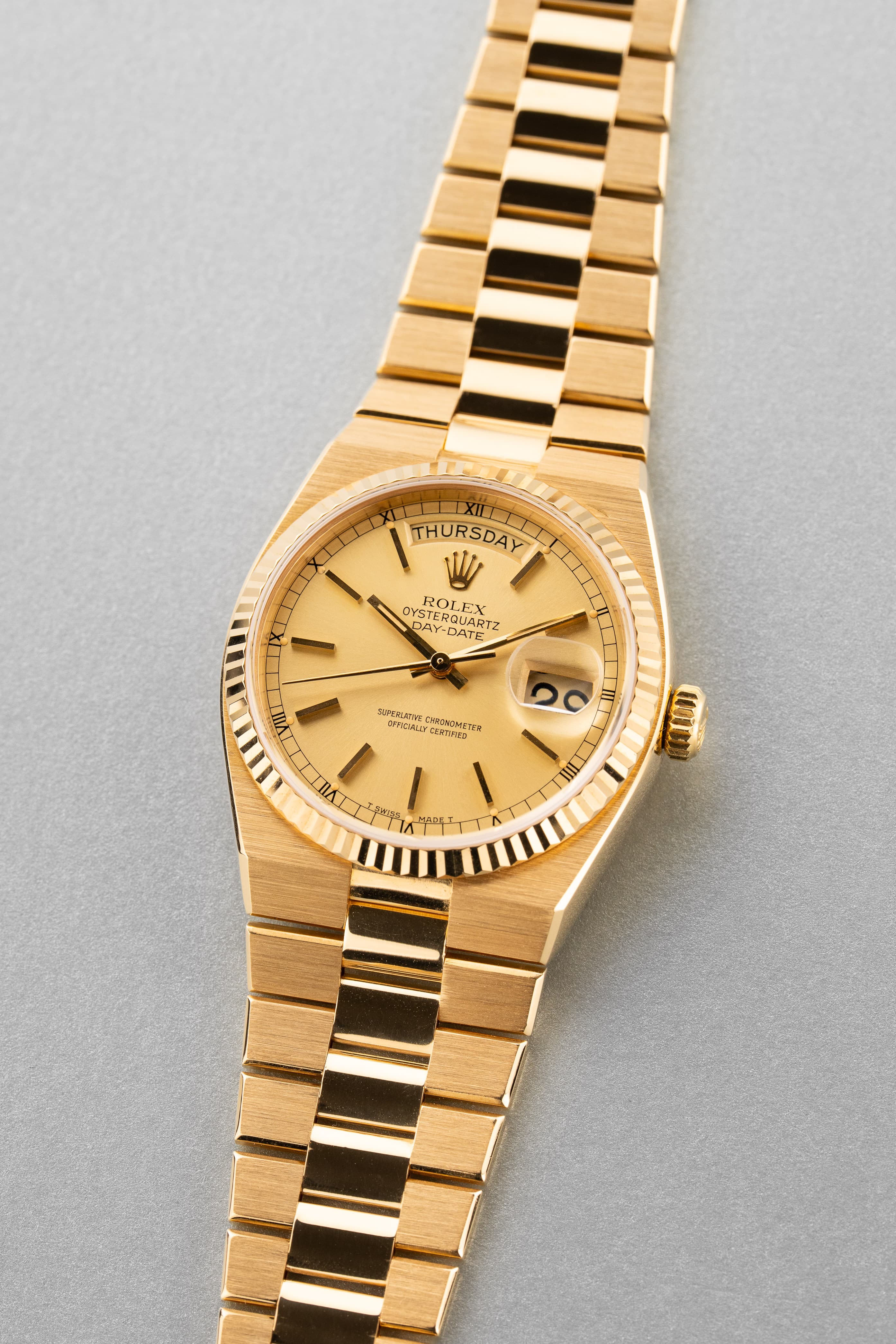TZBB Rolex Day-Date Oysterquartz réf. 19018 en or jaune de 1979 – Excellent état - Three Quarters