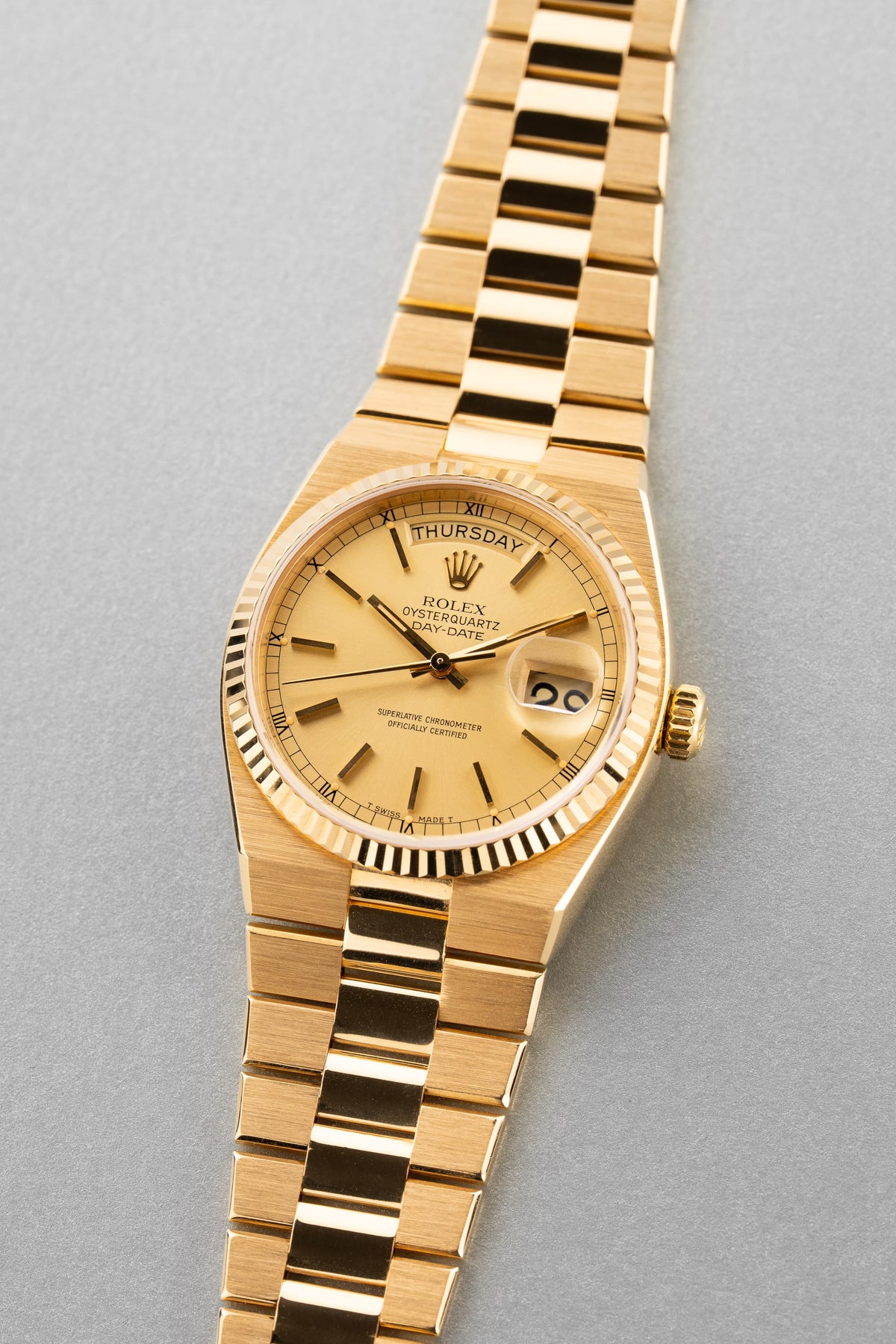 TZBB Rolex Day-Date Oysterquartz réf. 19018 en or jaune de 1979 – Excellent état - Three Quarters