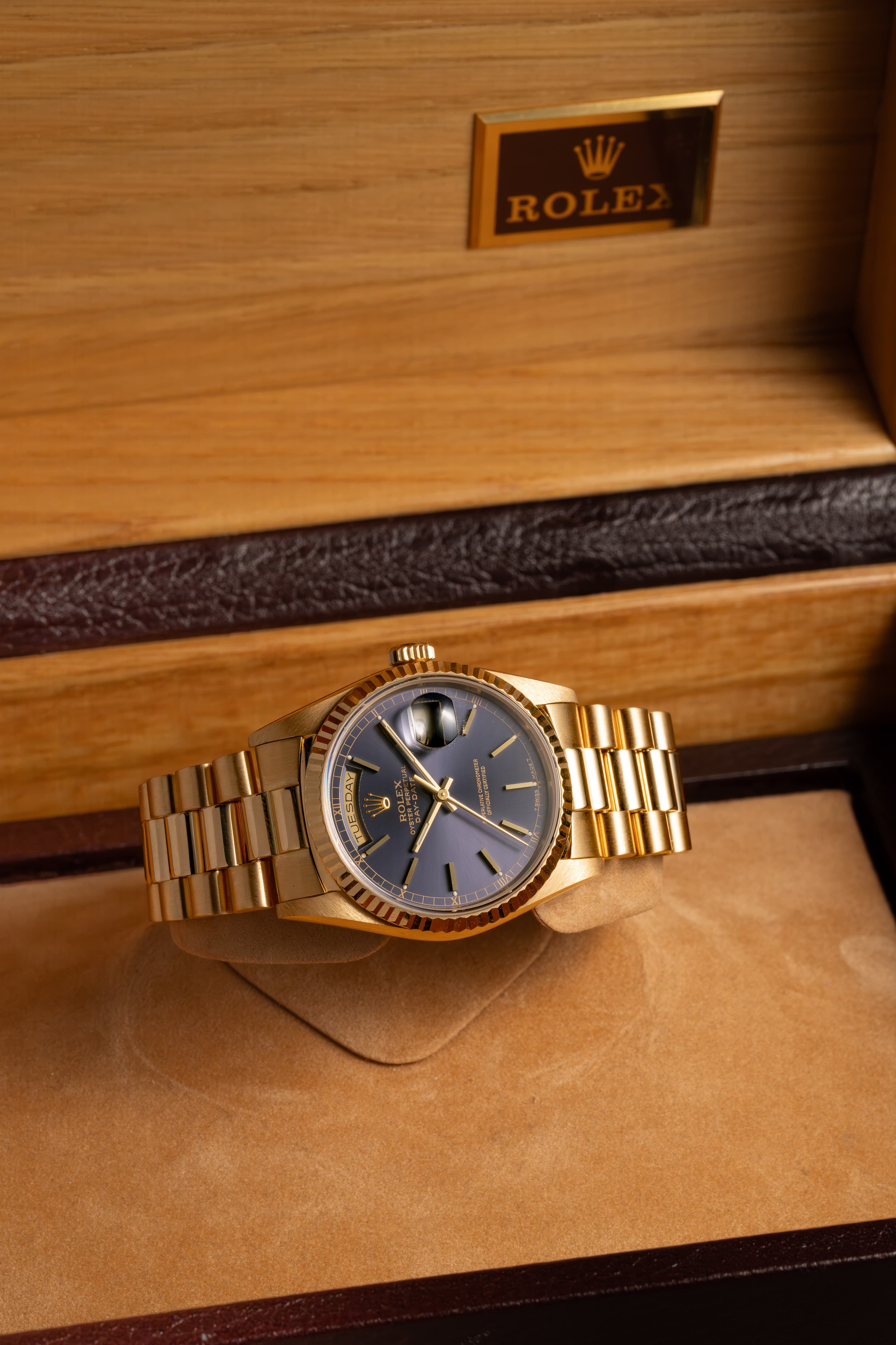 U5YK Superbe Rolex Day-Date réf. 18238 « Cadran Lavande/Violet » de 1989 – Full Set - Box