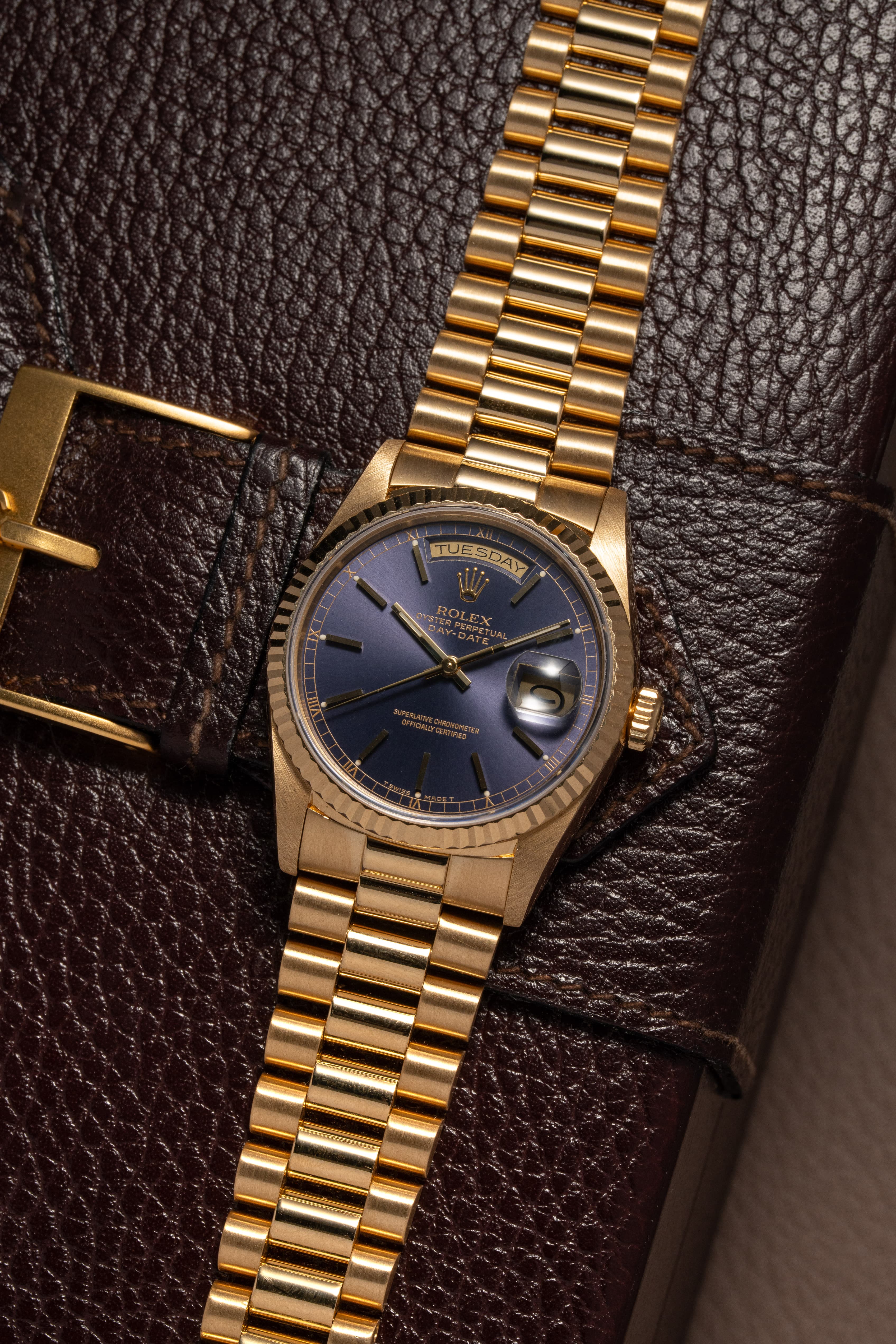 U5YK Superbe Rolex Day-Date réf. 18238 « Cadran Lavande/Violet » de 1989 – Full Set - Front
