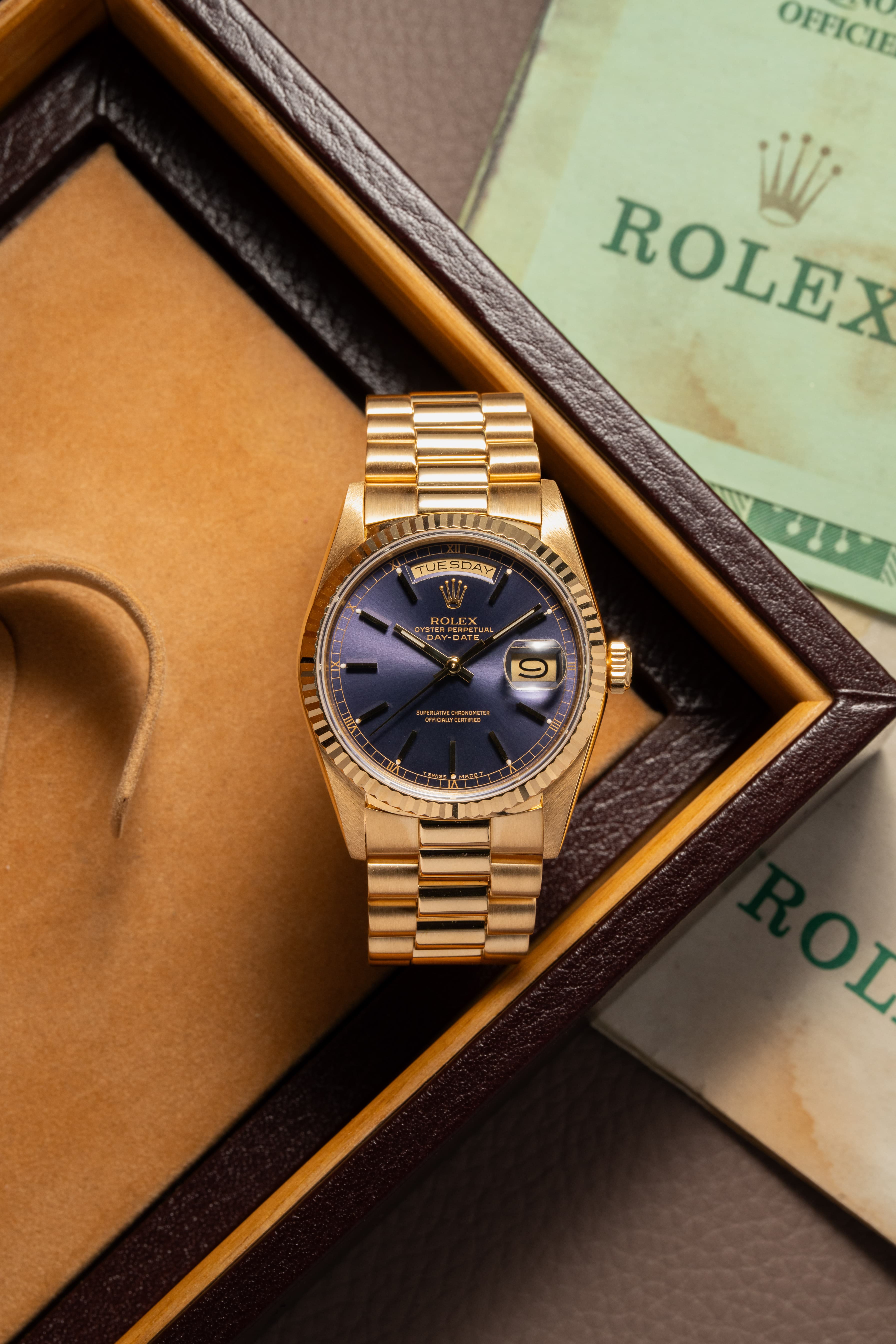 U5YK Superbe Rolex Day-Date réf. 18238 « Cadran Lavande/Violet » de 1989 – Full Set - Set