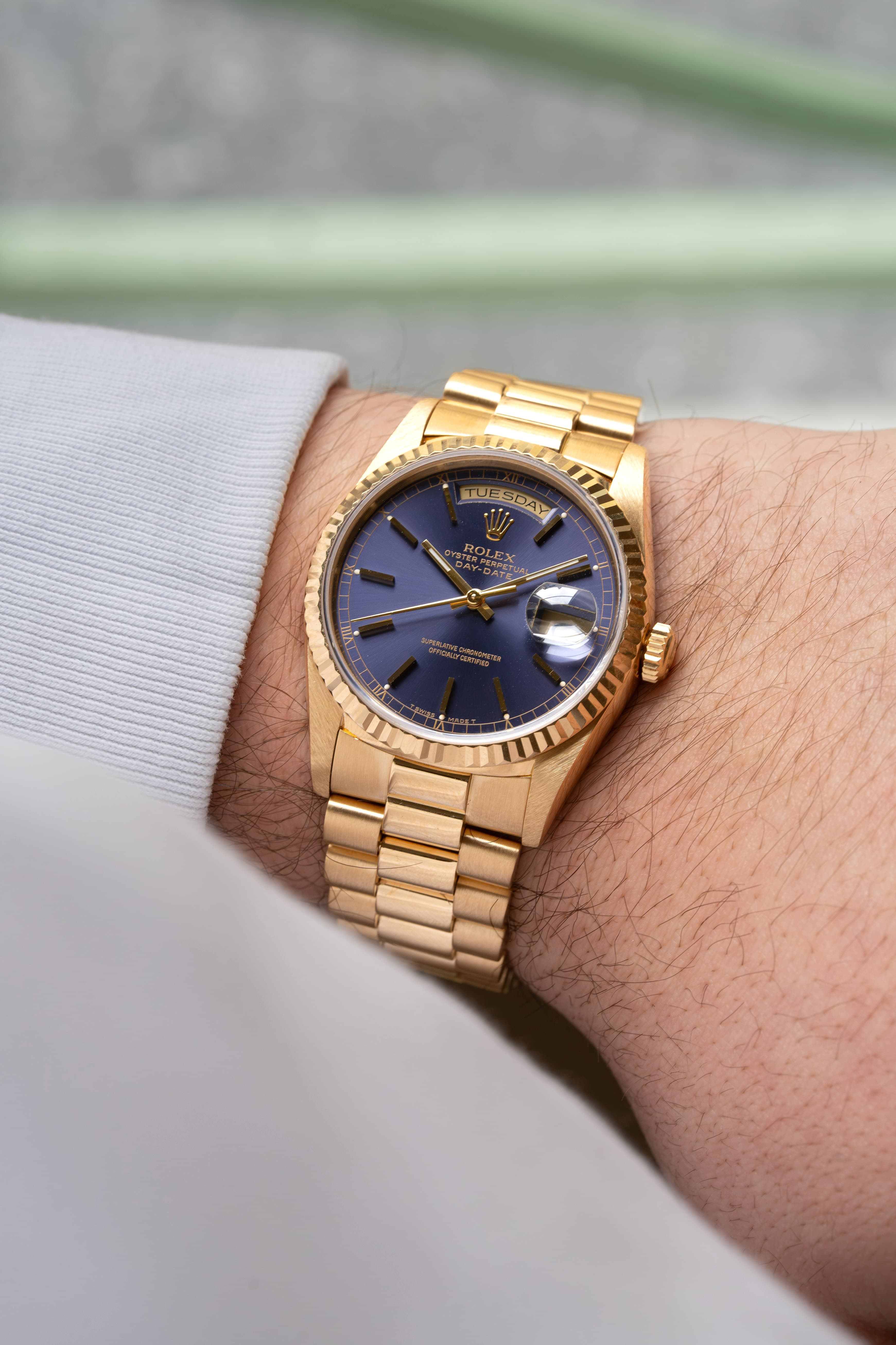 U5YK Superbe Rolex Day-Date réf. 18238 « Cadran Lavande/Violet » de 1989 – Full Set - Wristshot