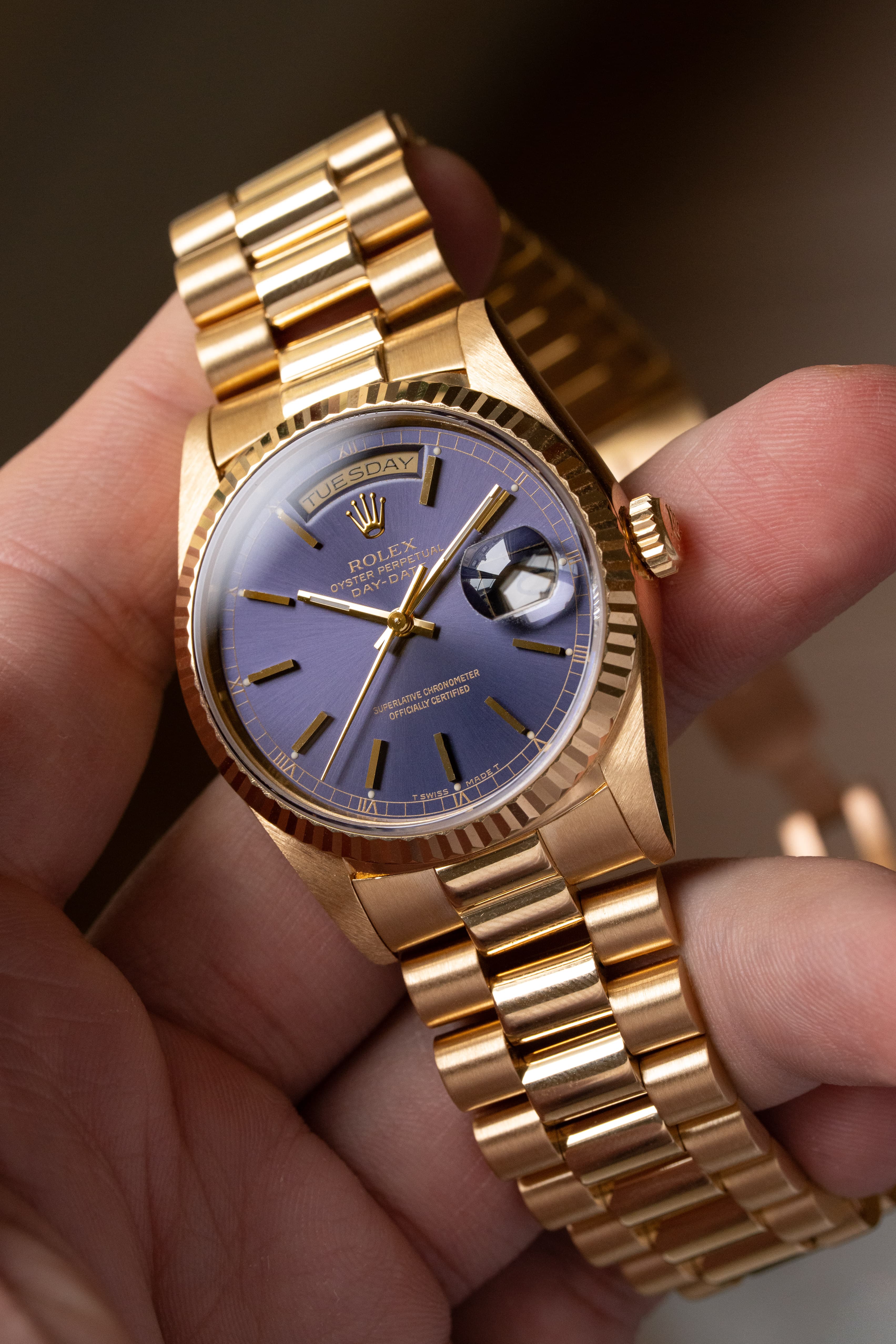 U5YK Superbe Rolex Day-Date réf. 18238 « Cadran Lavande/Violet » de 1989 – Full Set - Wristshot