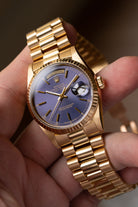 U5YK Superbe Rolex Day-Date réf. 18238 « Cadran Lavande/Violet » de 1989 – Full Set - Wristshot