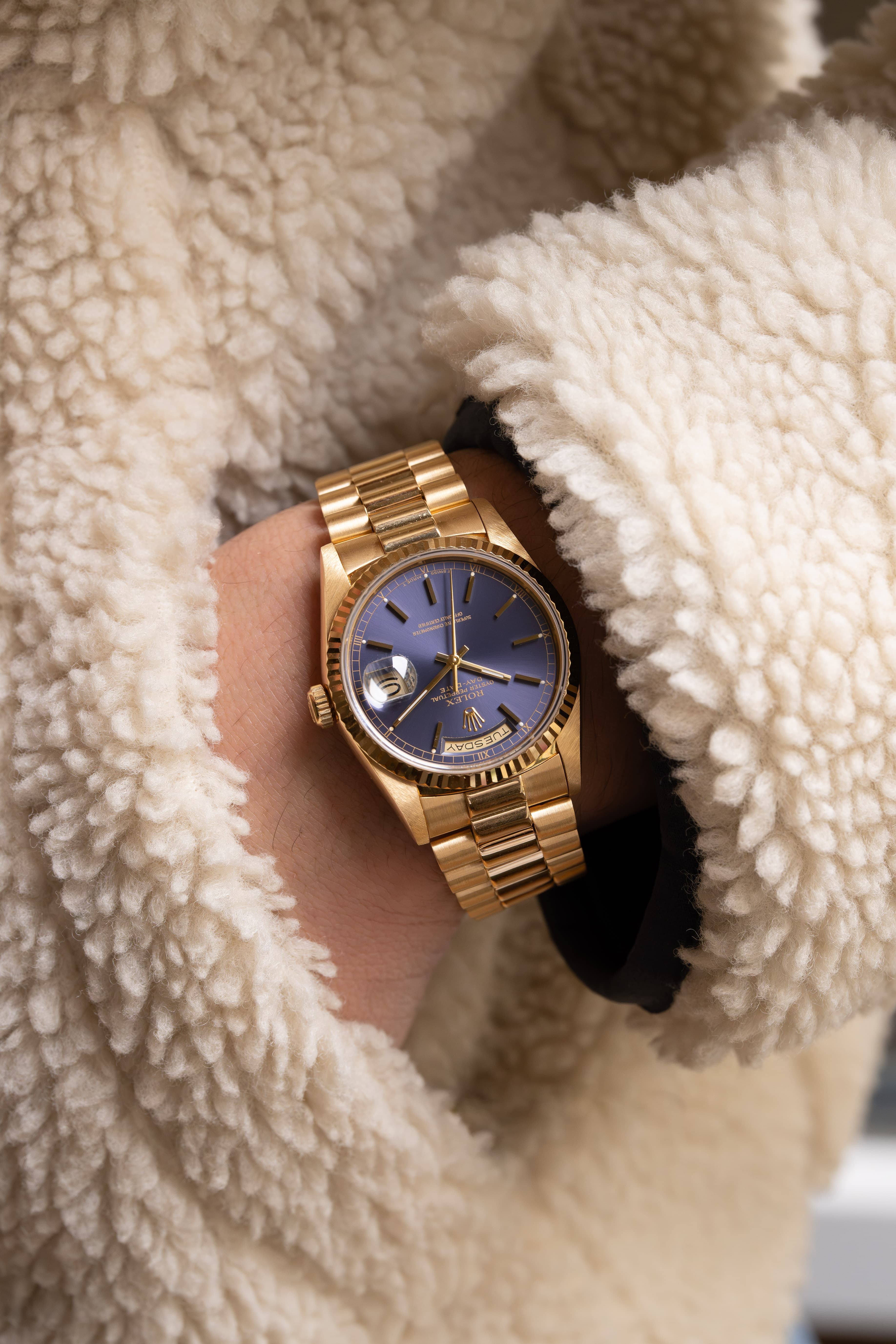 U5YK Superbe Rolex Day-Date réf. 18238 « Cadran Lavande/Violet » de 1989 – Full Set - Wristshot