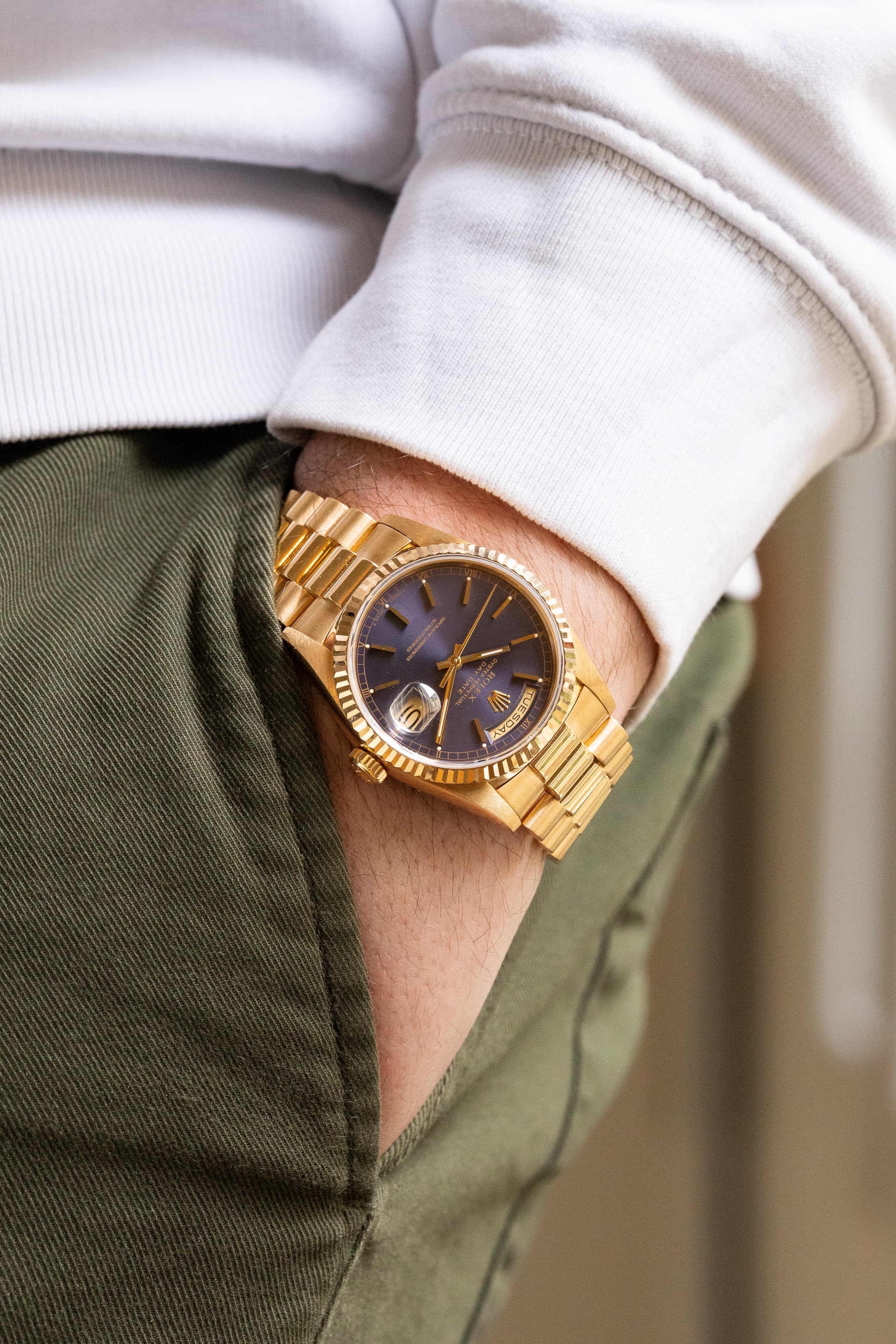 U5YK Superbe Rolex Day-Date réf. 18238 « Cadran Lavande/Violet » de 1989 – Full Set - Wristshot