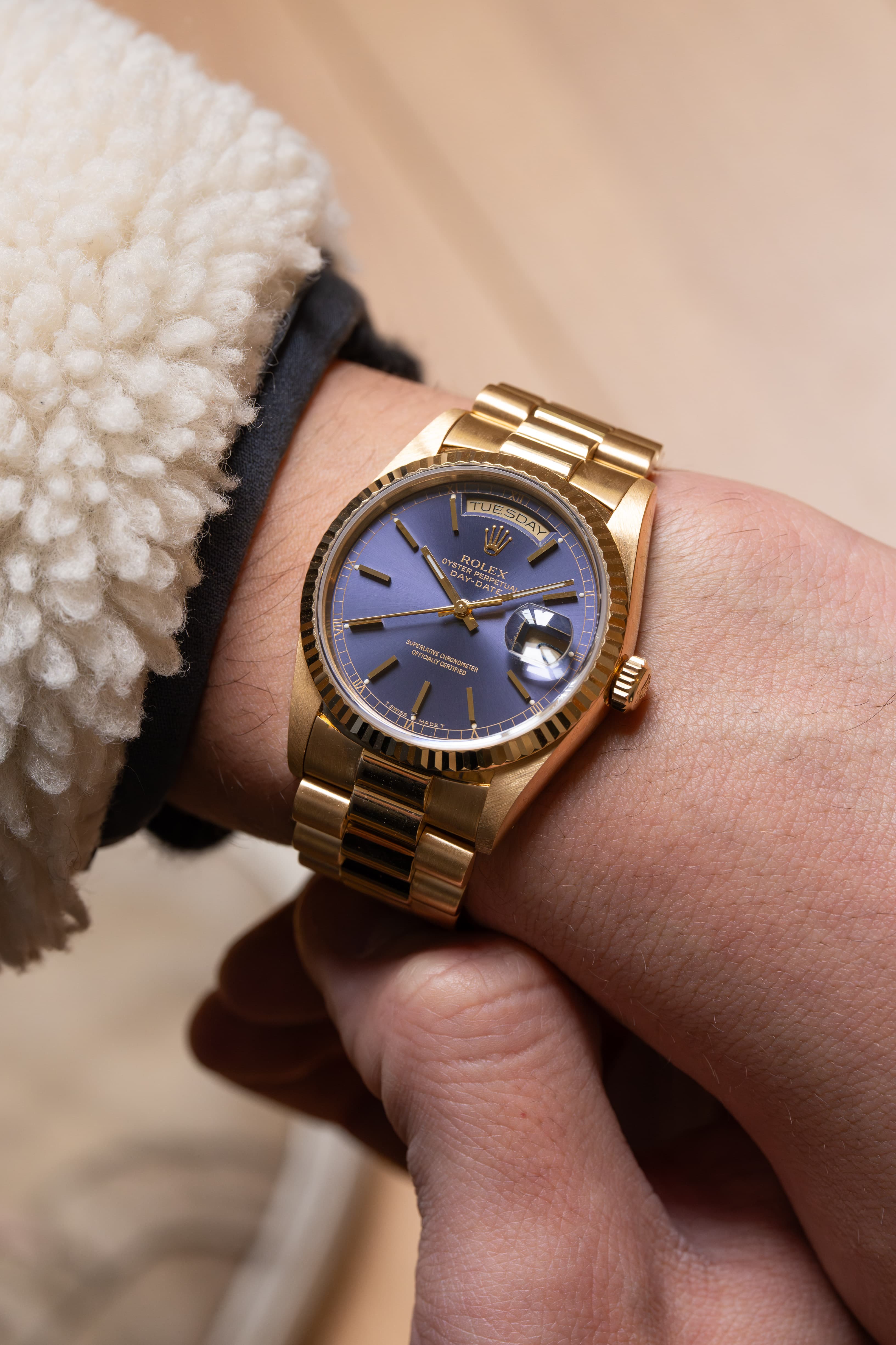 U5YK Superbe Rolex Day-Date réf. 18238 « Cadran Lavande/Violet » de 1989 – Full Set - Wristshot