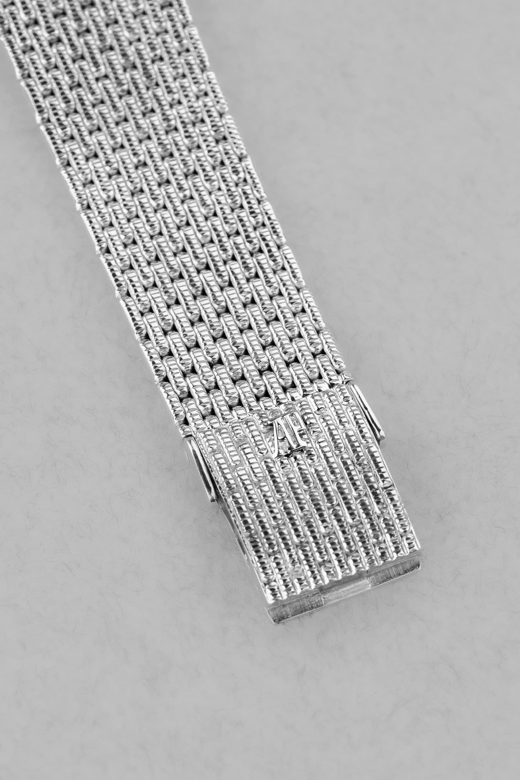 UGR5 Audemars Piguet « Cobra Ronde » en or blanc et diamants, bracelet intégré, de 1989 - Buckle Outside
