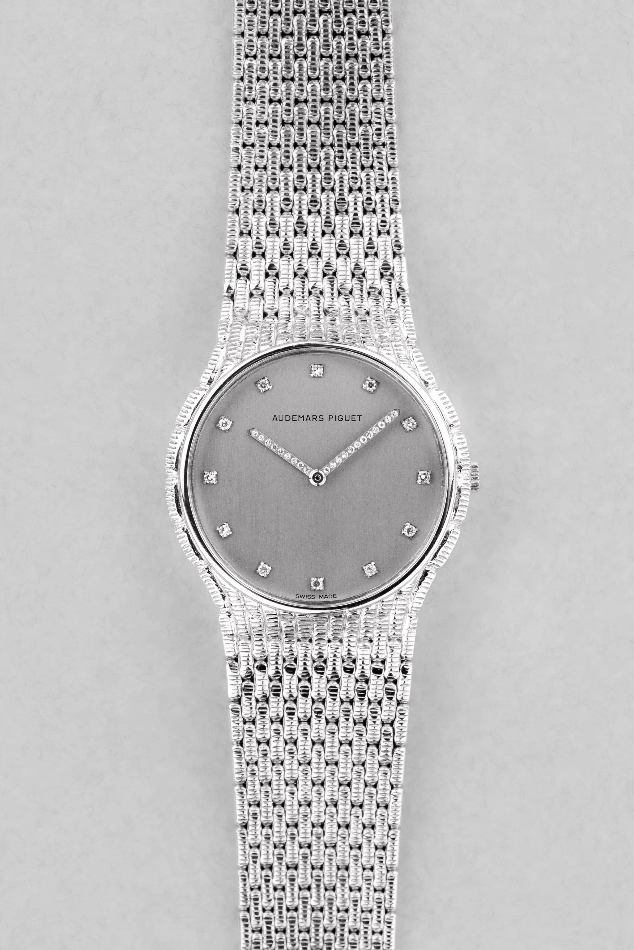 UGR5 Audemars Piguet « Cobra Ronde » en or blanc et diamants, bracelet intégré, de 1989 - Front