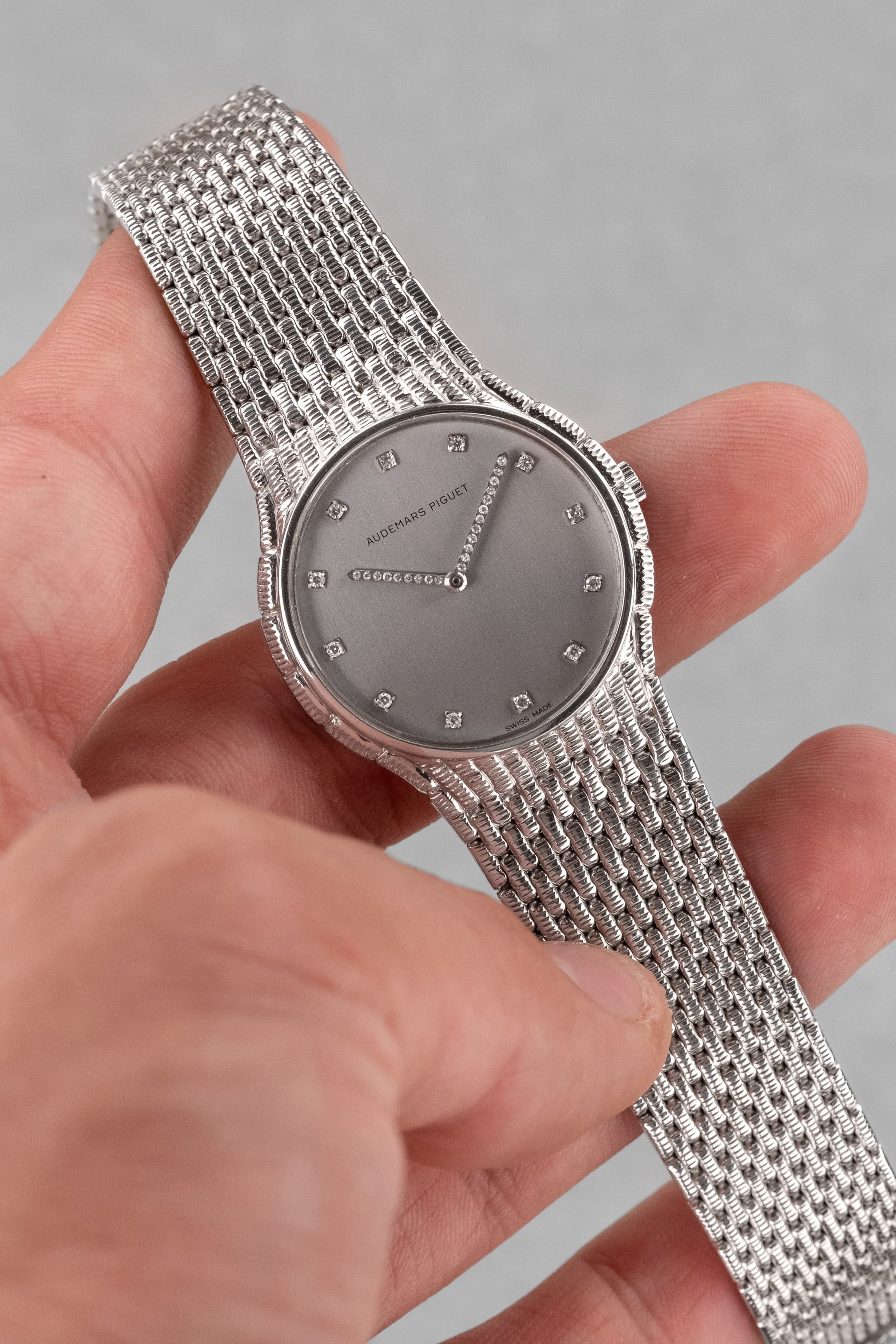 UGR5 Audemars Piguet « Cobra Ronde » en or blanc et diamants, bracelet intégré, de 1989 - Lifestyle