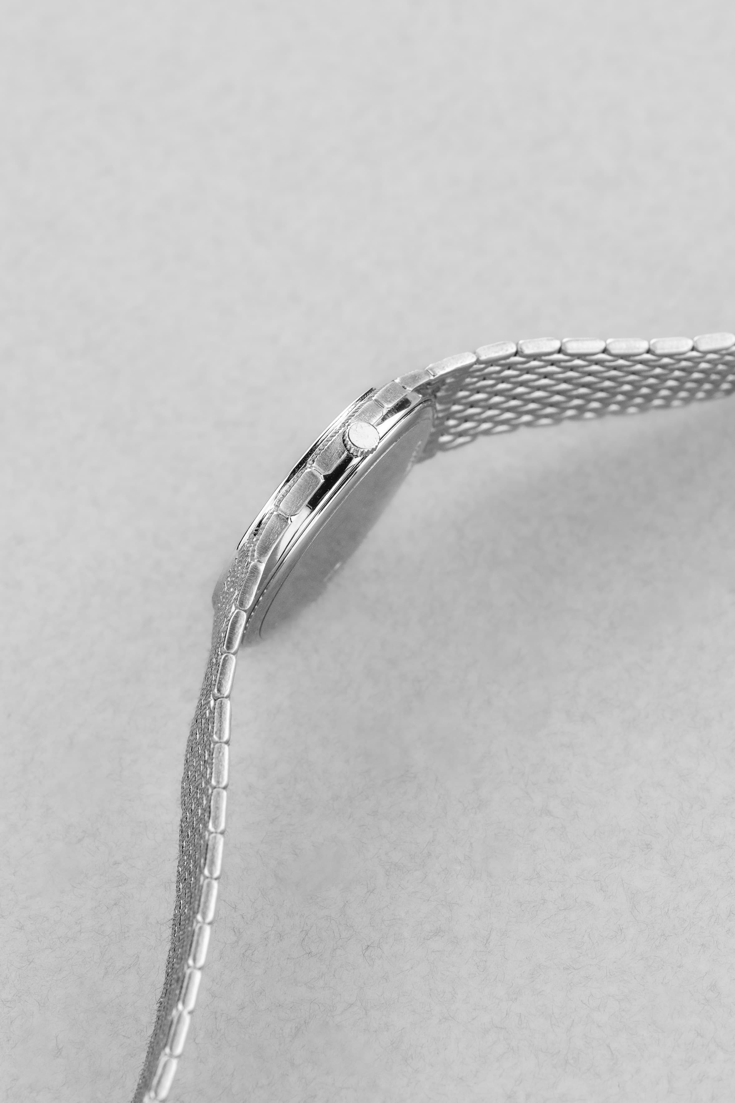UGR5 Audemars Piguet « Cobra Ronde » en or blanc et diamants, bracelet intégré, de 1989 - Right side