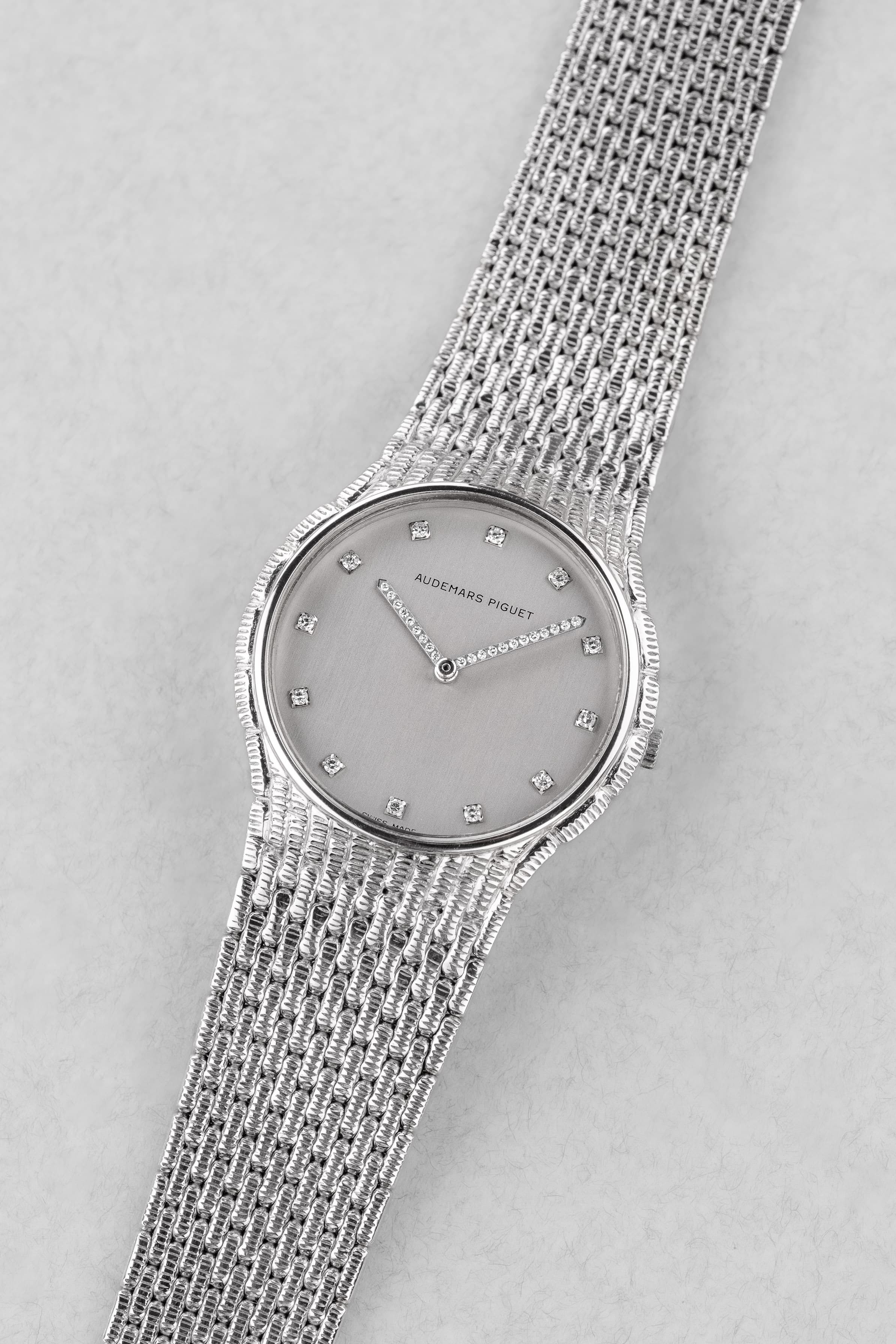 UGR5 Audemars Piguet « Cobra Ronde » en or blanc et diamants, bracelet intégré, de 1989 - Three Quarters
