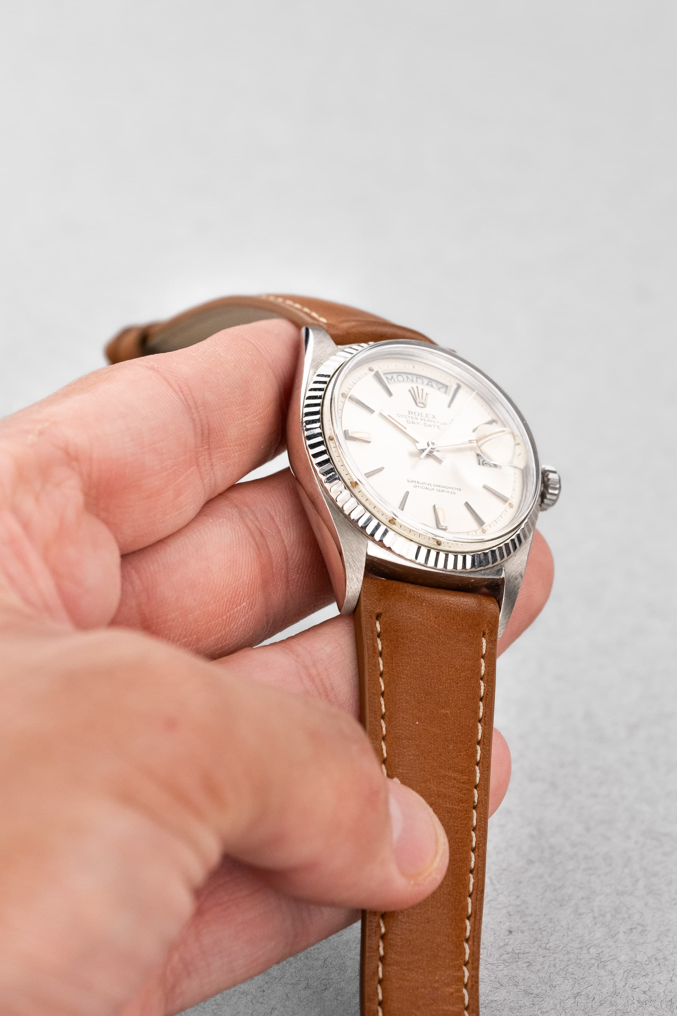 UJ7Q Rolex Day-Date 1803 en or blanc de 1968 – Cadran « Doorstop » - Feature