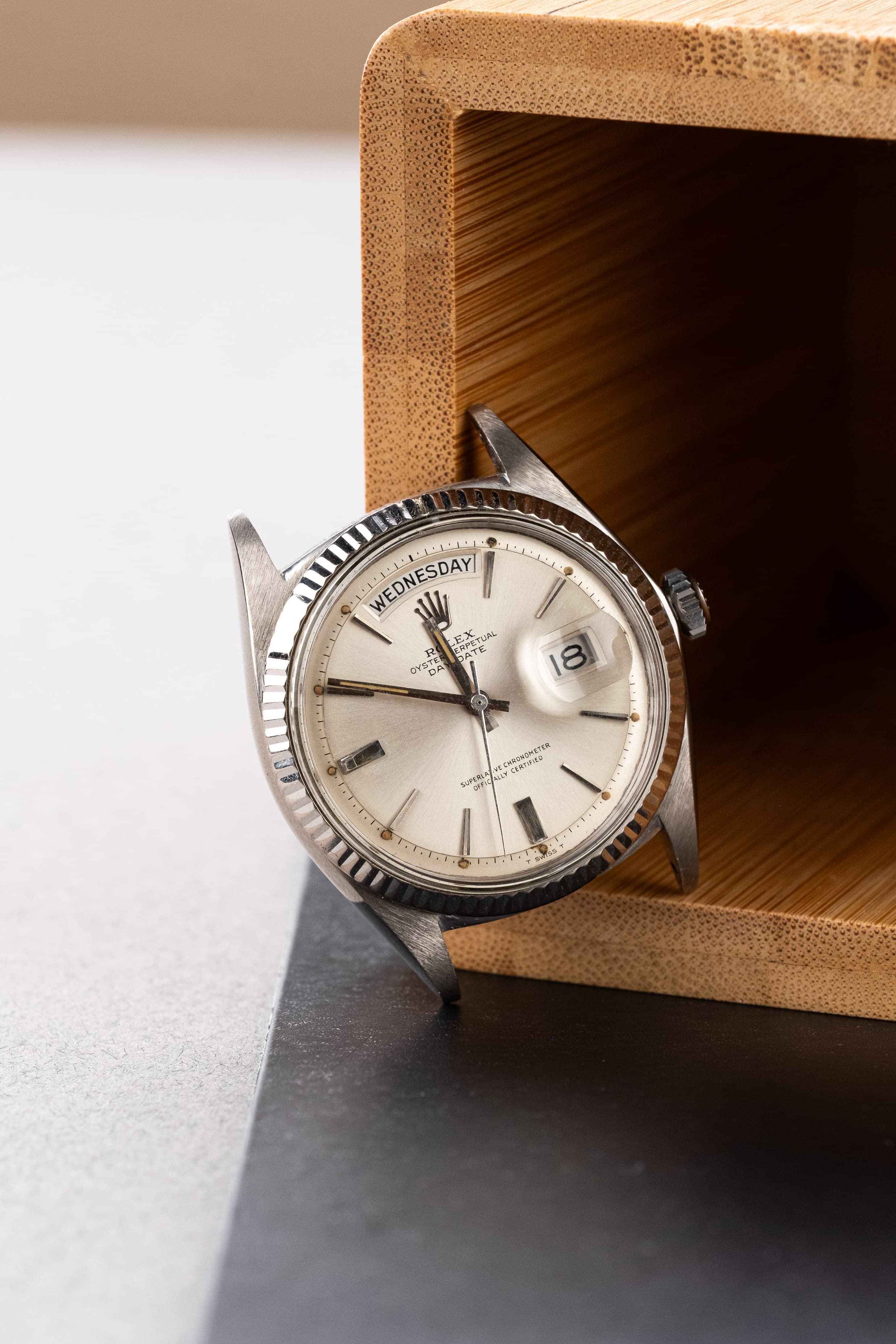 UJ7Q Rolex Day-Date 1803 en or blanc de 1968 – Cadran « Doorstop » - Lifestyle