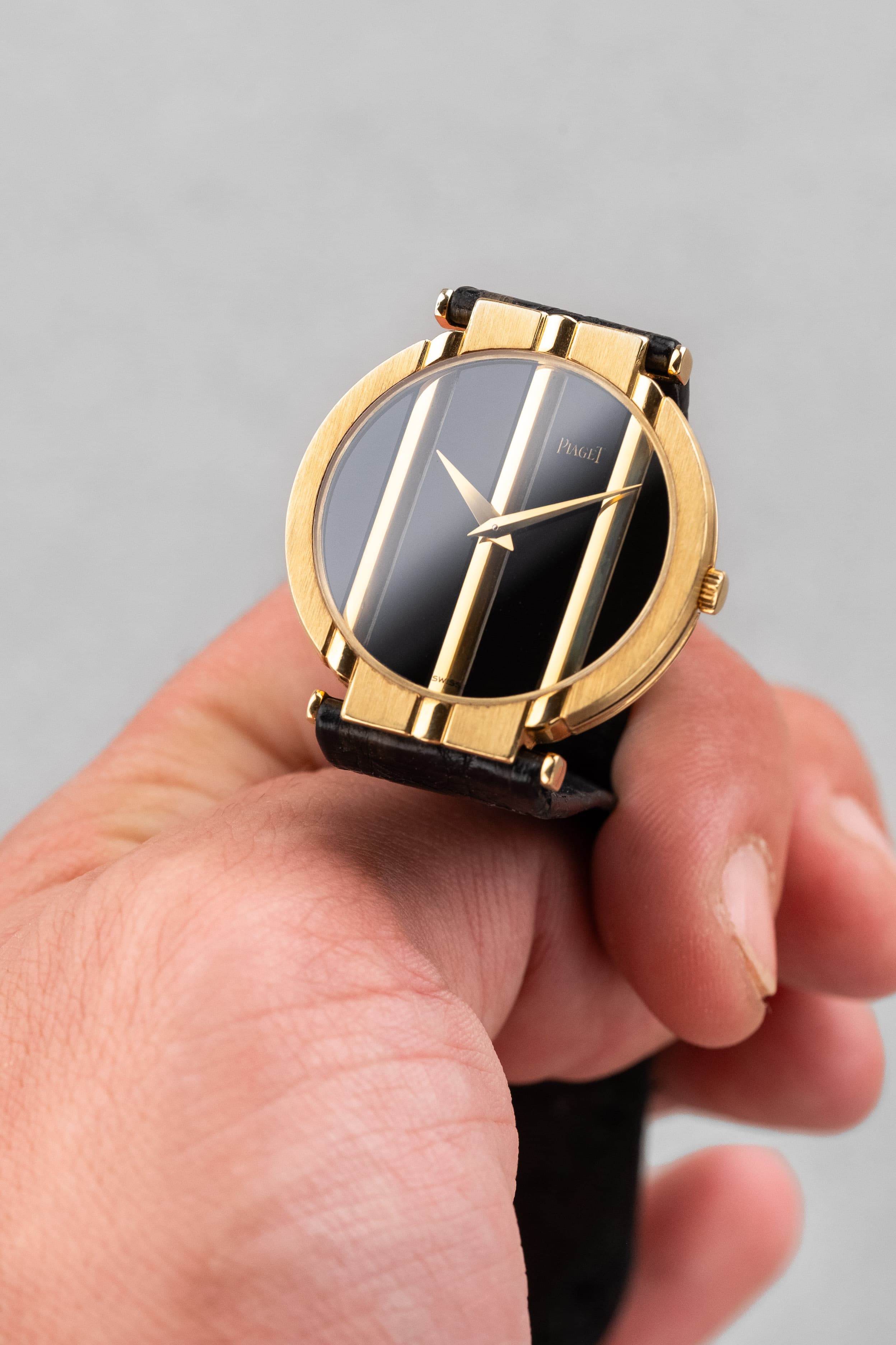 UQYY Piaget Polo « Medium » de 1ère génération en or jaune et cadran en Onyx noir, réf. 8673, circa 1980 - Lifestyle