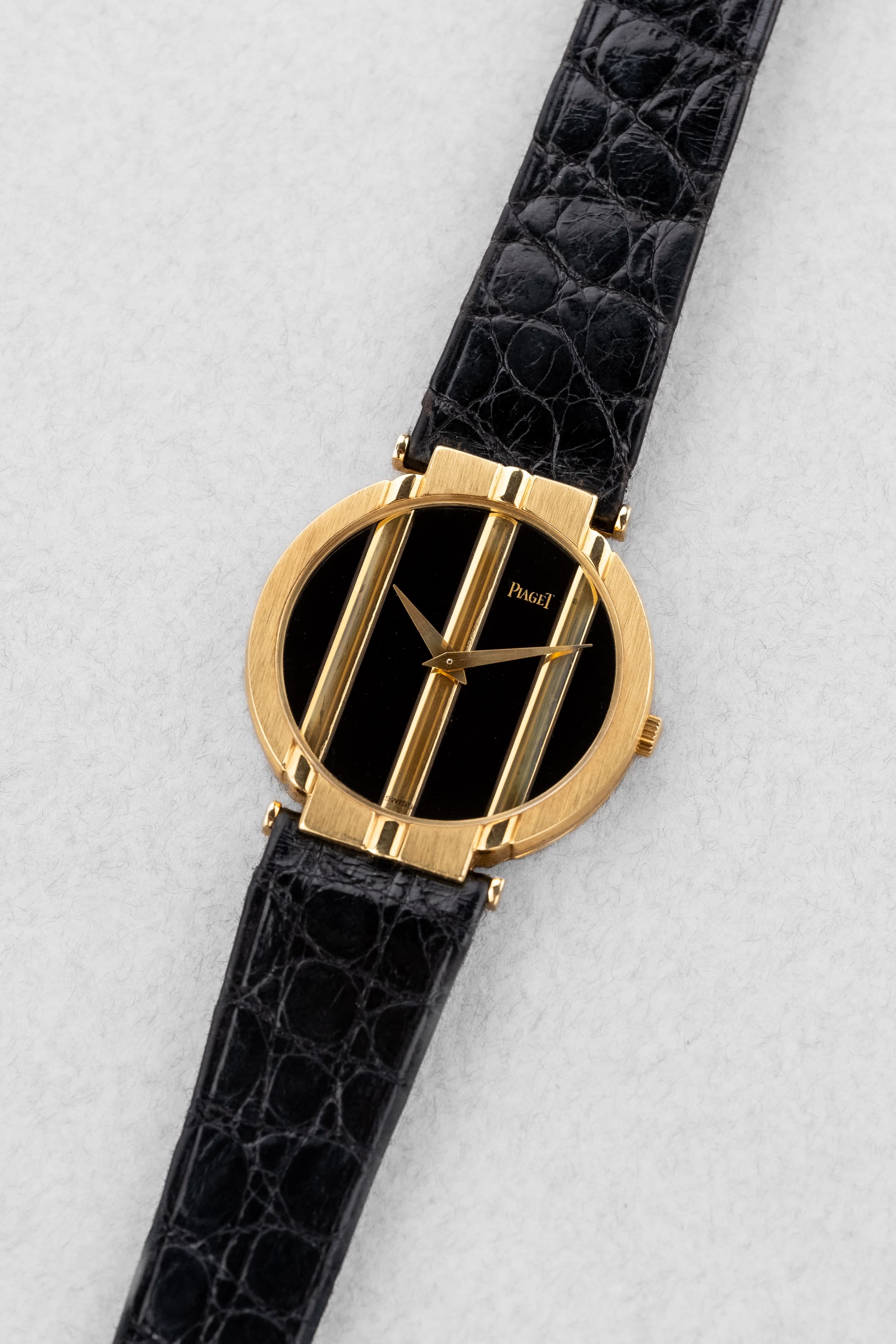 UQYY Piaget Polo « Medium » de 1ère génération en or jaune et cadran en Onyx noir, réf. 8673, circa 1980 - Three Quarters