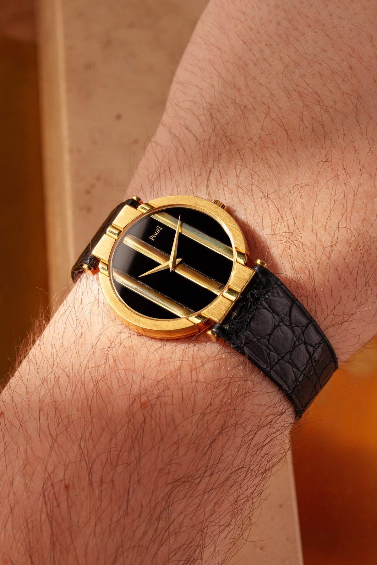 UQYY Piaget Polo 「Medium」 イエローゴールド製、ブラックオニキスダイヤル、ref. 8673、1980年頃 - リストショット