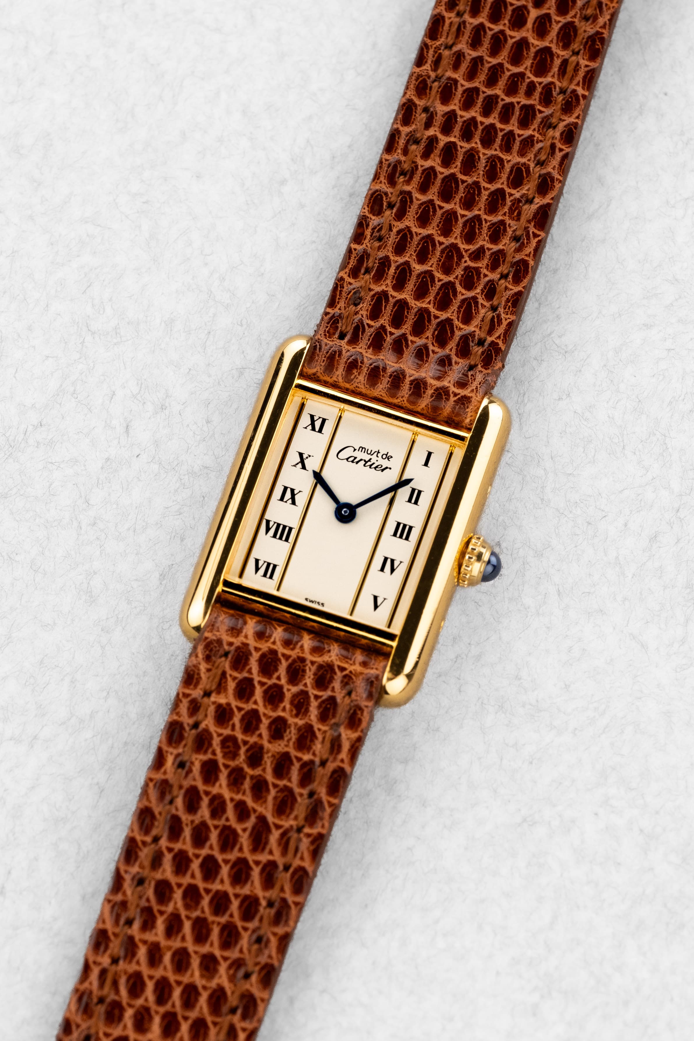 VF5Q Cartier Tank Must Quartz Lady « White Roman Columns » - Three Quarters