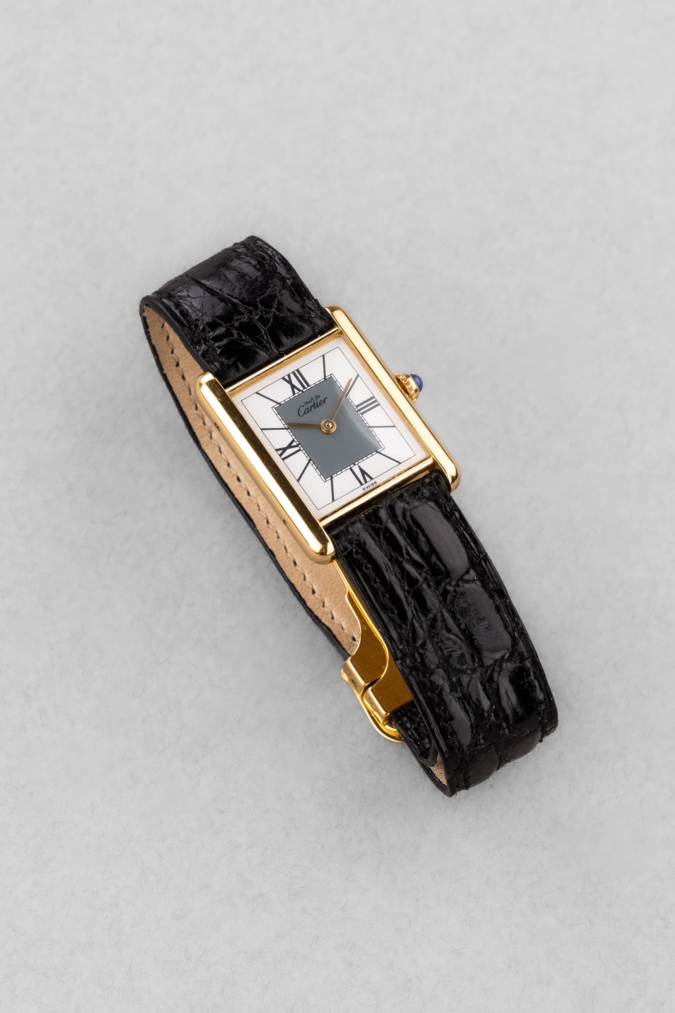 VH1J Cartier Tank Must Quartz GM 5 « Art Déco Grey & White Roman 3-6-9-12 » - Three Quarters