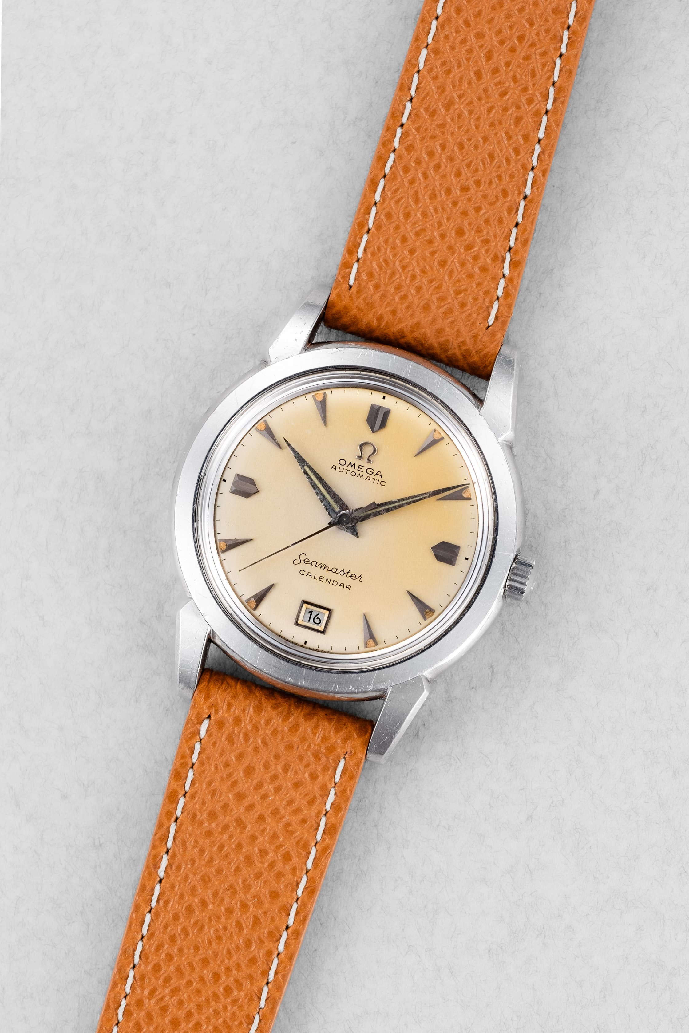 VUNG Superbe Omega Seamaster Calendar réf. 2627-5 SC de 1ère génération, produite en 1952 - Three Quarters