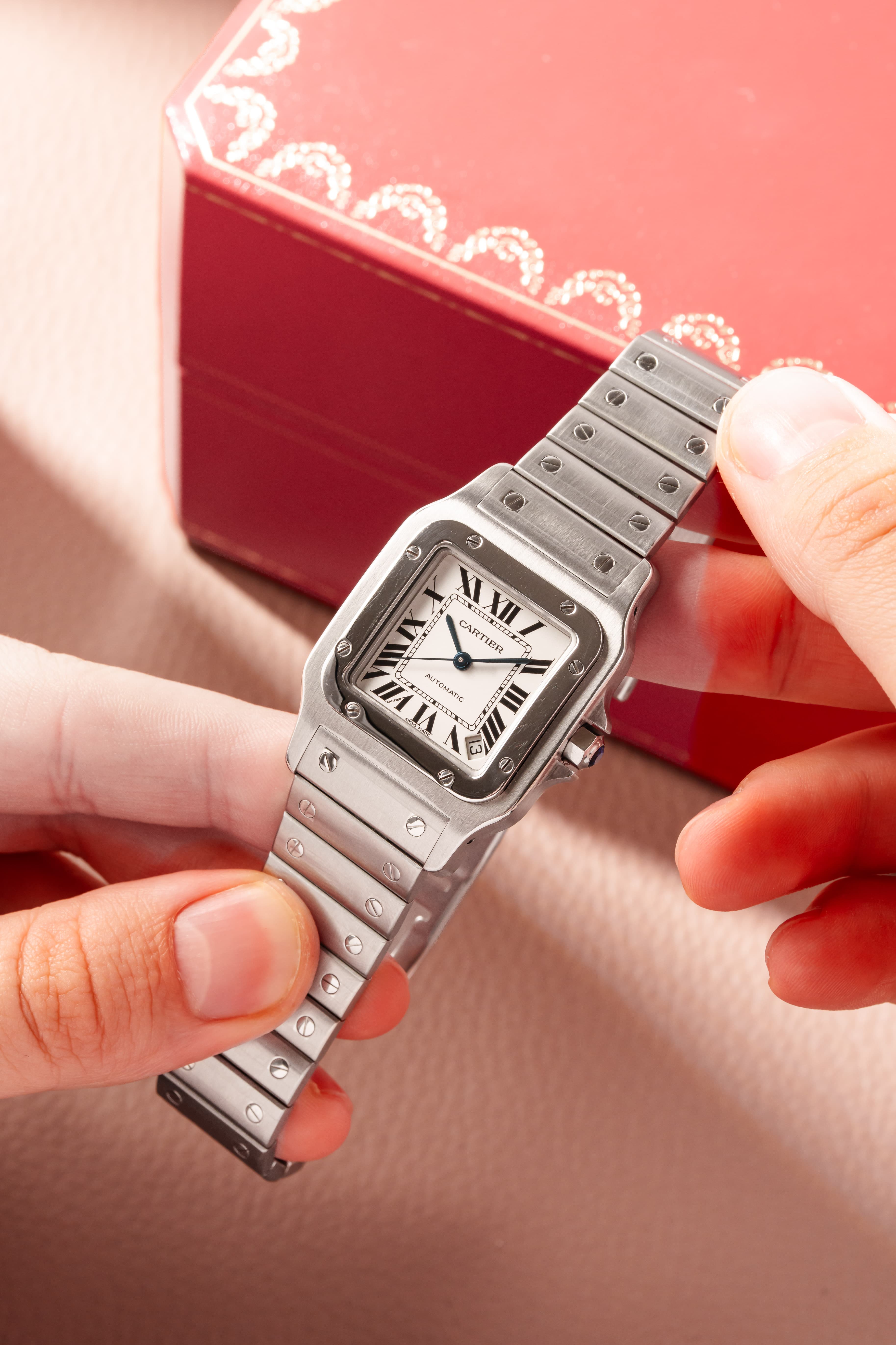 WXQP Cartier Santos Galbée XL réf. 2823 en acier de 2017 – Full Set - Lifestyle