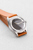 WYC6 Superbe Universal Genève Polerouter Date Micro-Rotor réf. 869113/04 de 1965 - Left side
