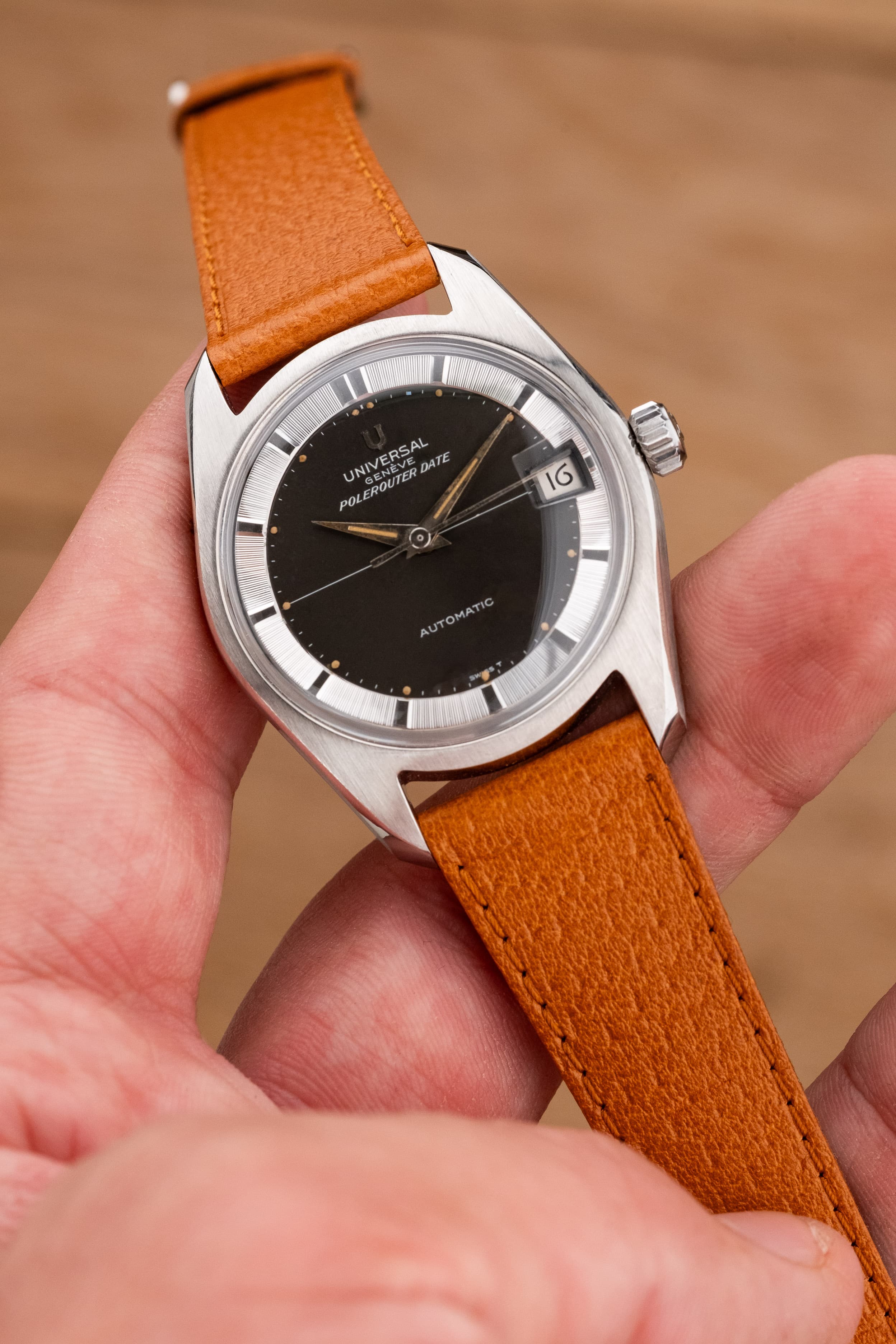 WYC6 Superbe Universal Genève Polerouter Date Micro-Rotor réf. 869113/04 de 1965 - Lifestyle