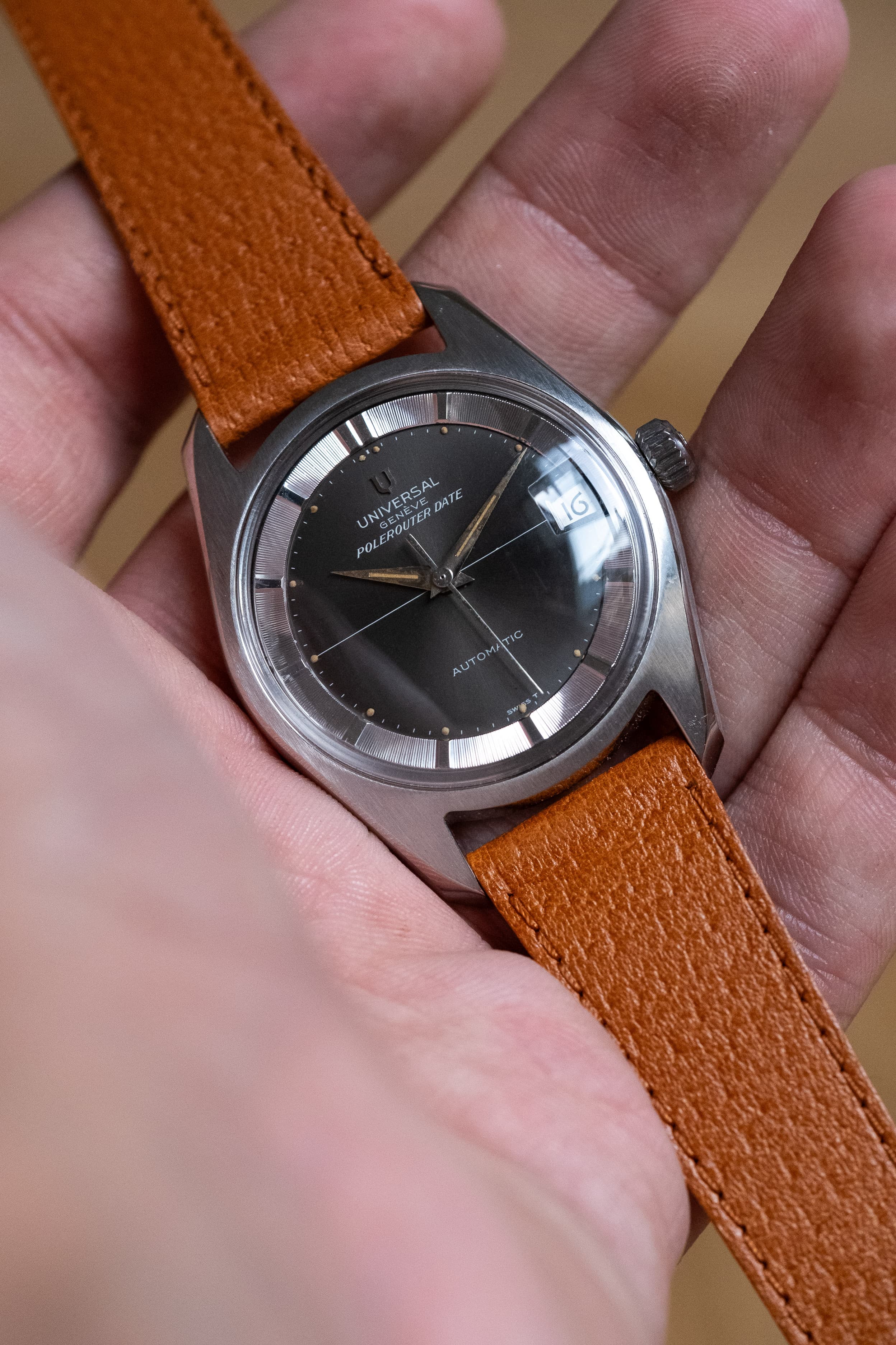 WYC6 Superbe Universal Genève Polerouter Date Micro-Rotor réf. 869113/04 de 196 - Lifestyle