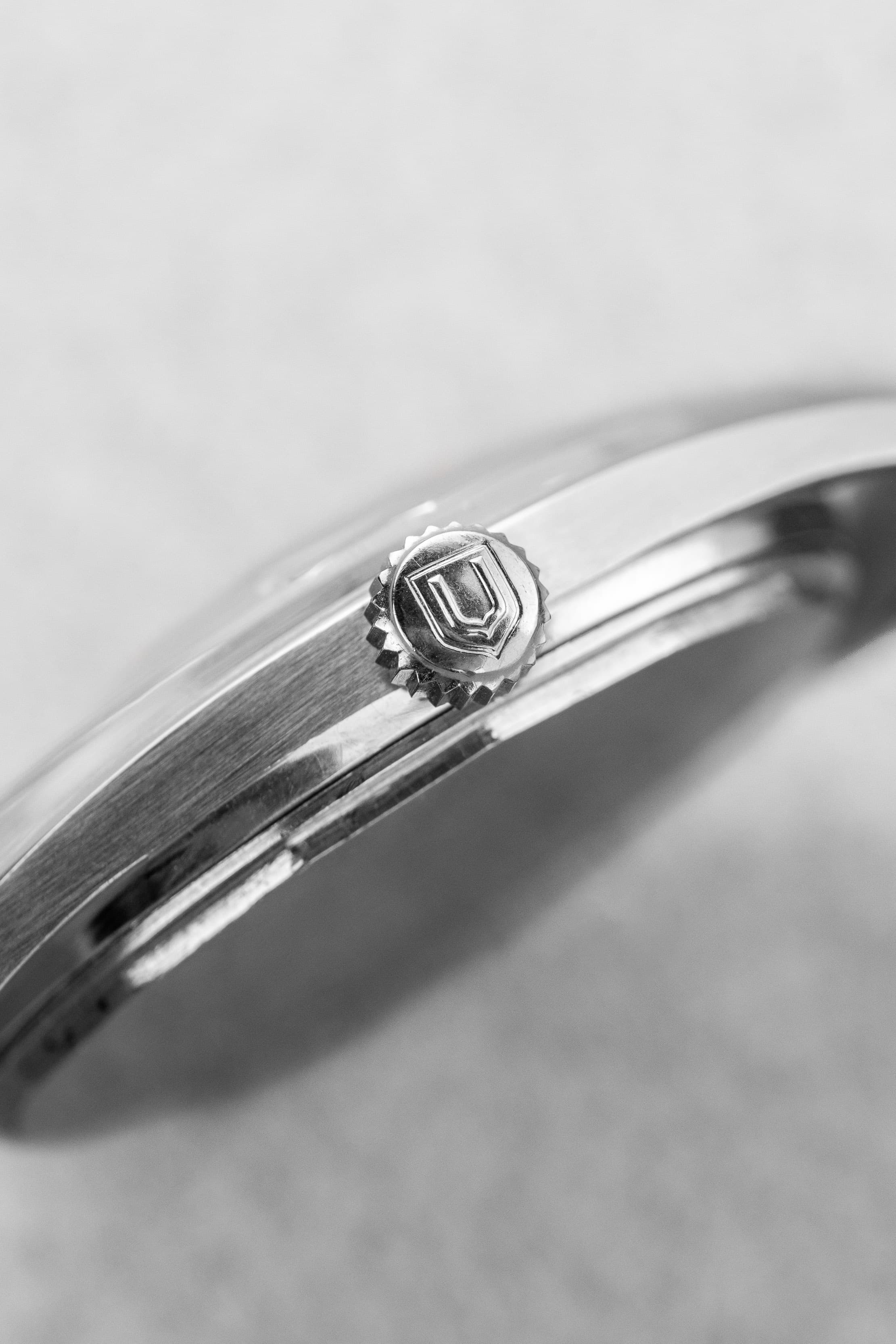 WYC6 Superbe Universal Genève Polerouter Date Micro-Rotor réf. 869113/04 de 1965 - Right side