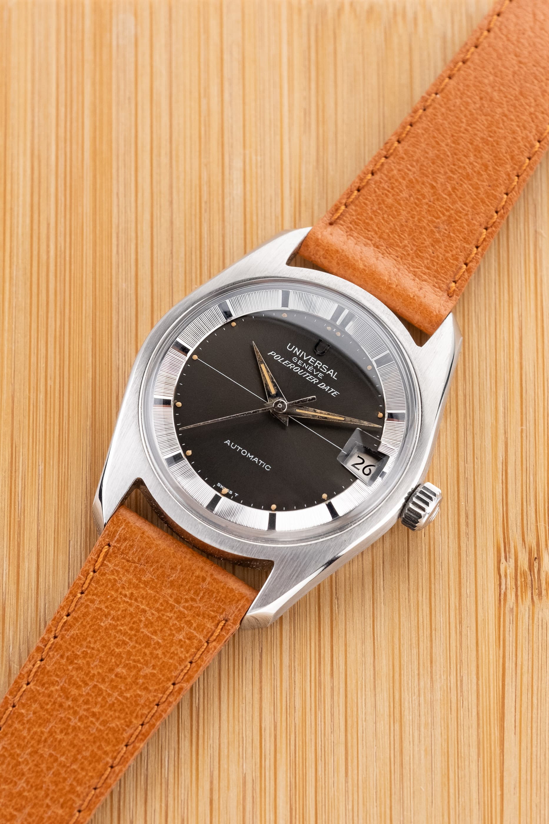 WYC6 Superbe Universal Genève Polerouter Date Micro-Rotor réf. 869113/04 de 196 - Three Quarters