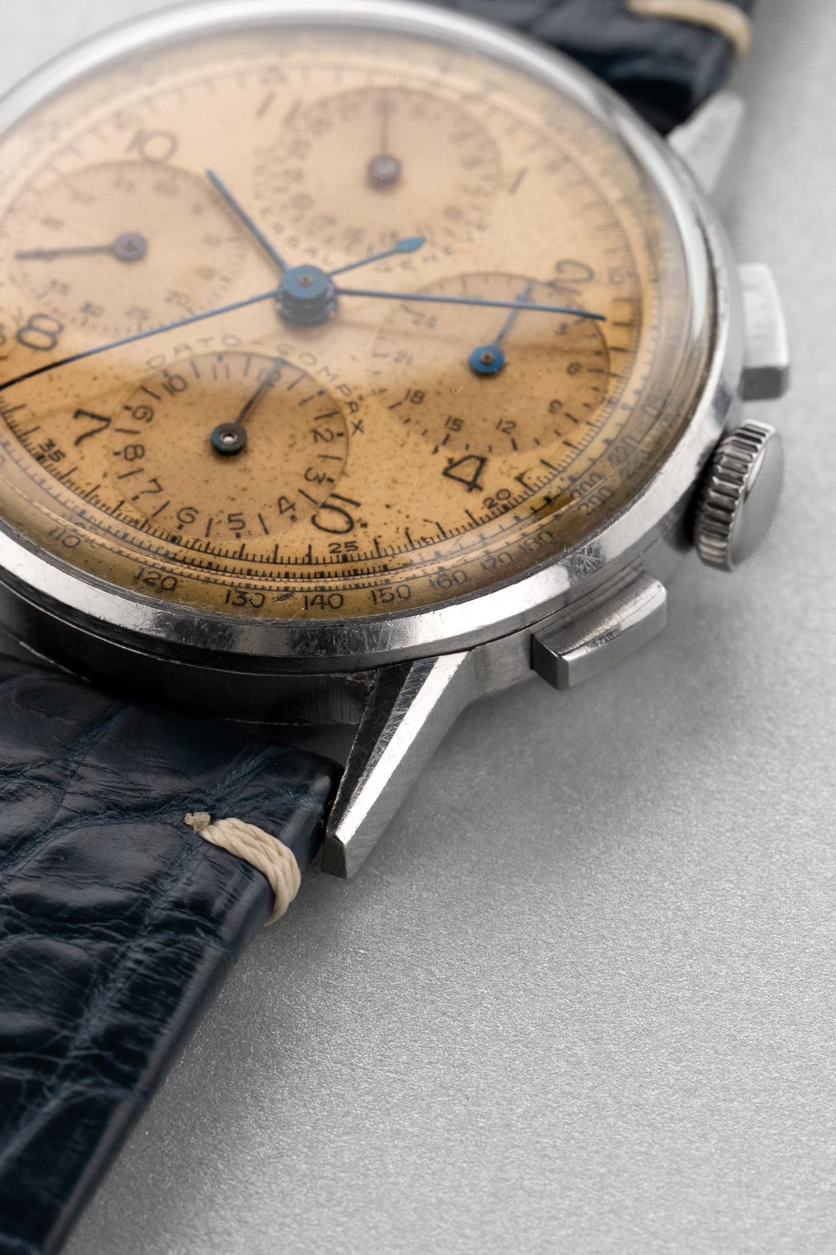 WZYF Rare Universal Genève Dato-Compax Chronograph Ref. 22530 “Jumbo” in Steel, circa 1942 – Never Polished - Right side