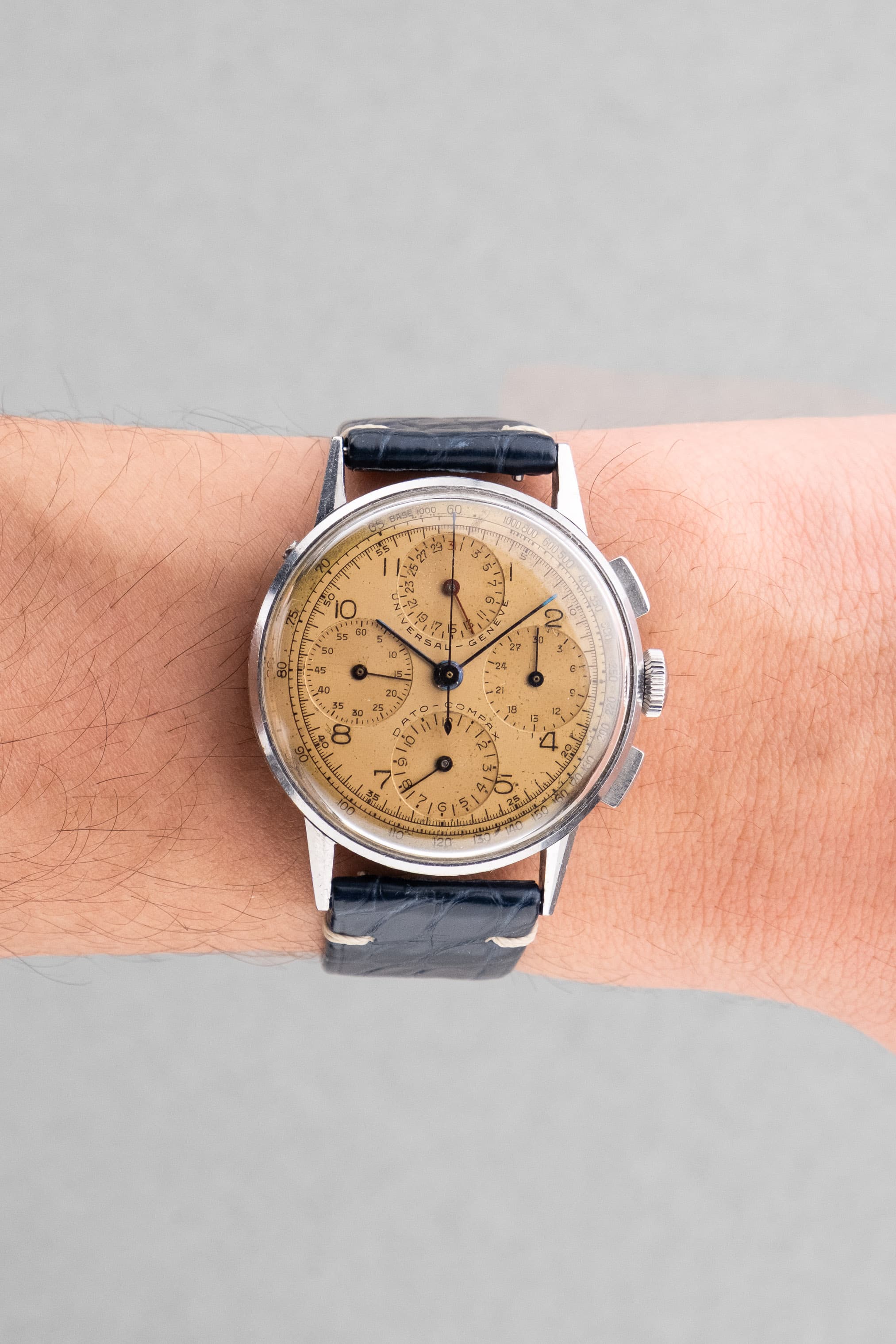 WZYF Rare chronographe Universal Genève Dato-Compax réf. 22530 « Jumbo » en acier, circa 1942 – Jamais poli - Wristshot