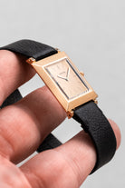 XRWV Élégante Boucheron Carrée Extra-Plate Grande Taille, calibre F. Piguet 21, circa 1960 - Feature