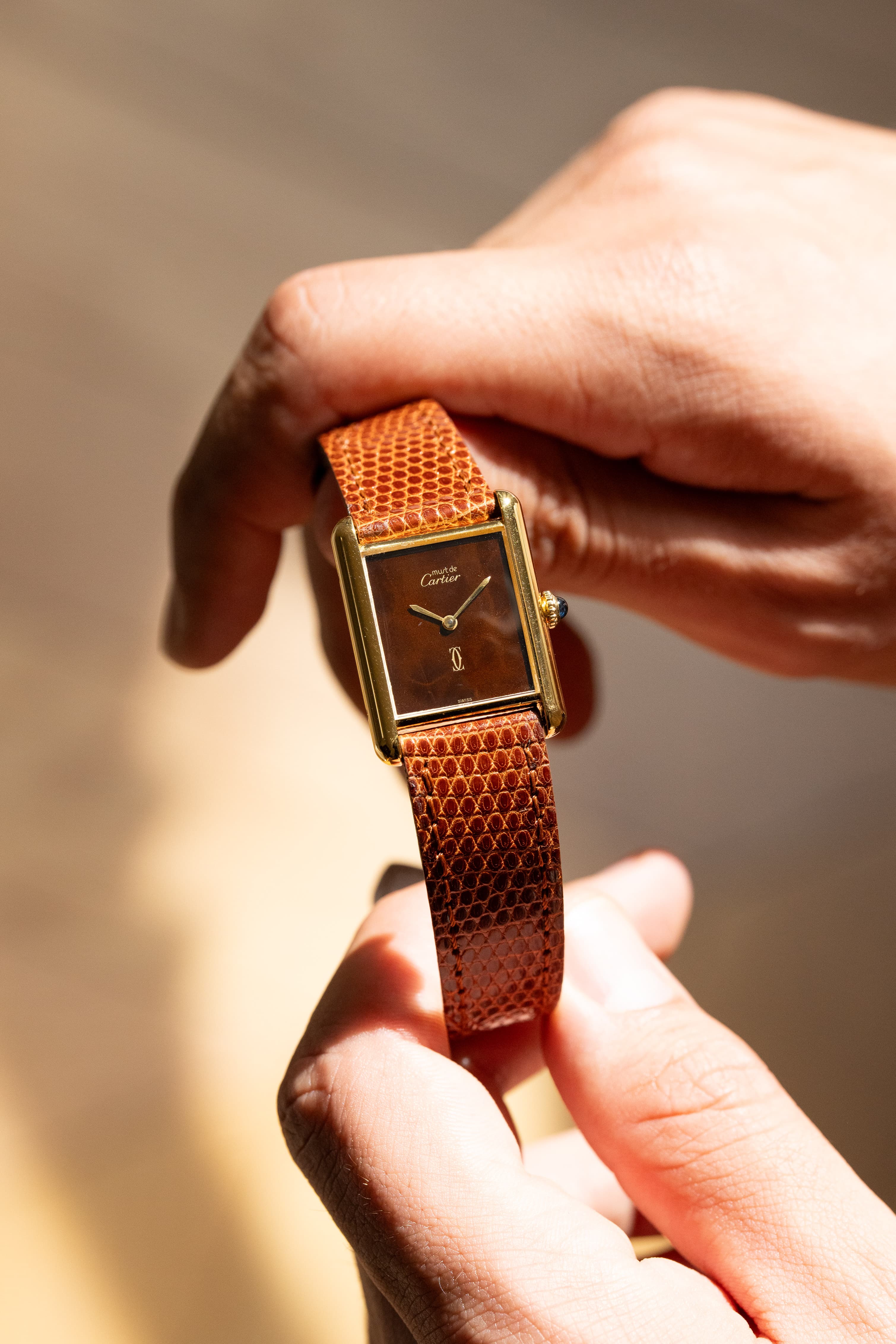 YX8X Cartier Tank Must Mécanique GM 6 « Wood/Turtle/Tortoiseshell Dial » - Lifestyle