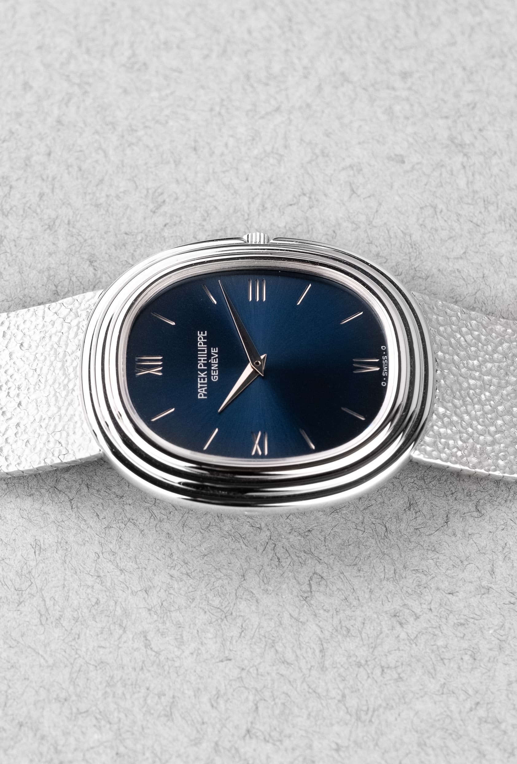 ZY8M Exceptionnelle Patek Philippe Ellipse d'Or 3634 en or blanc - Left side