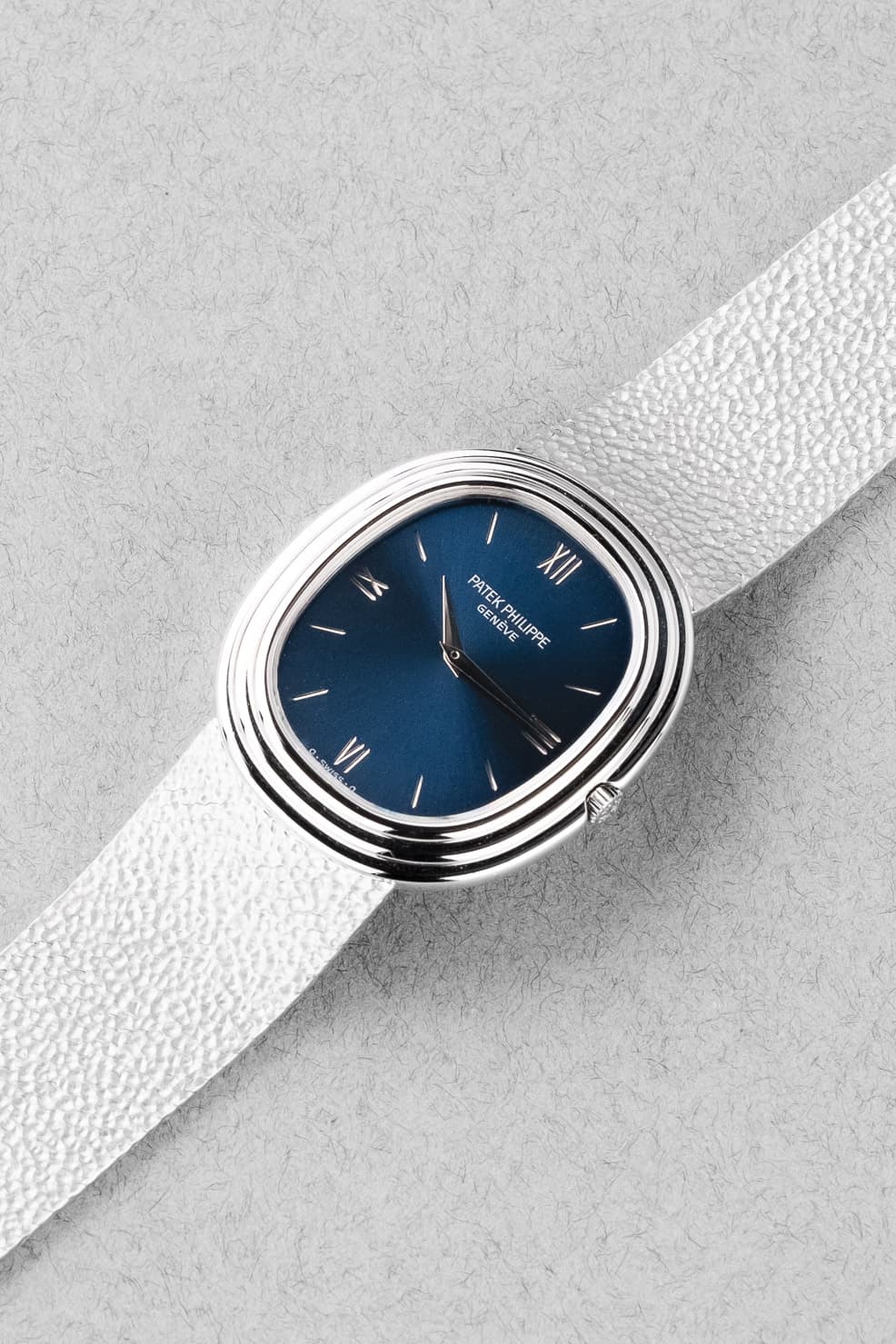 ZY8M Exceptionnelle Patek Philippe Ellipse d'Or 3634 en or blanc - Three Quarters