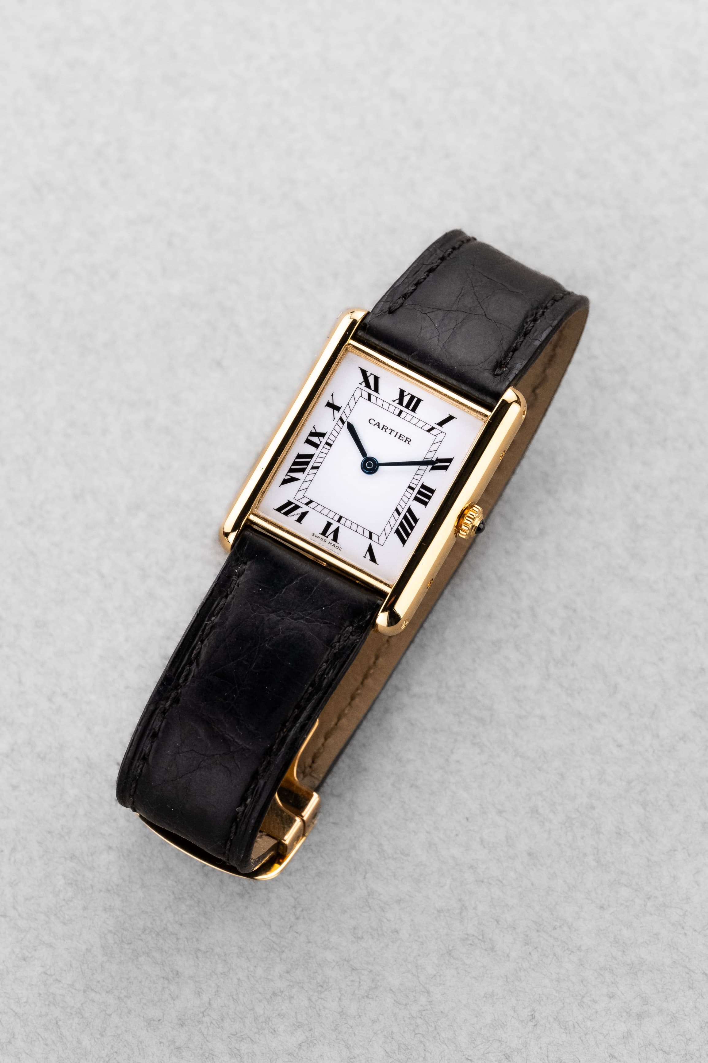 SFL7 Cartier Tank Louis réf. 88105 en or jaune, circa 1985 – Boucle déployante d'origine en or et parfait état - Three Quarters