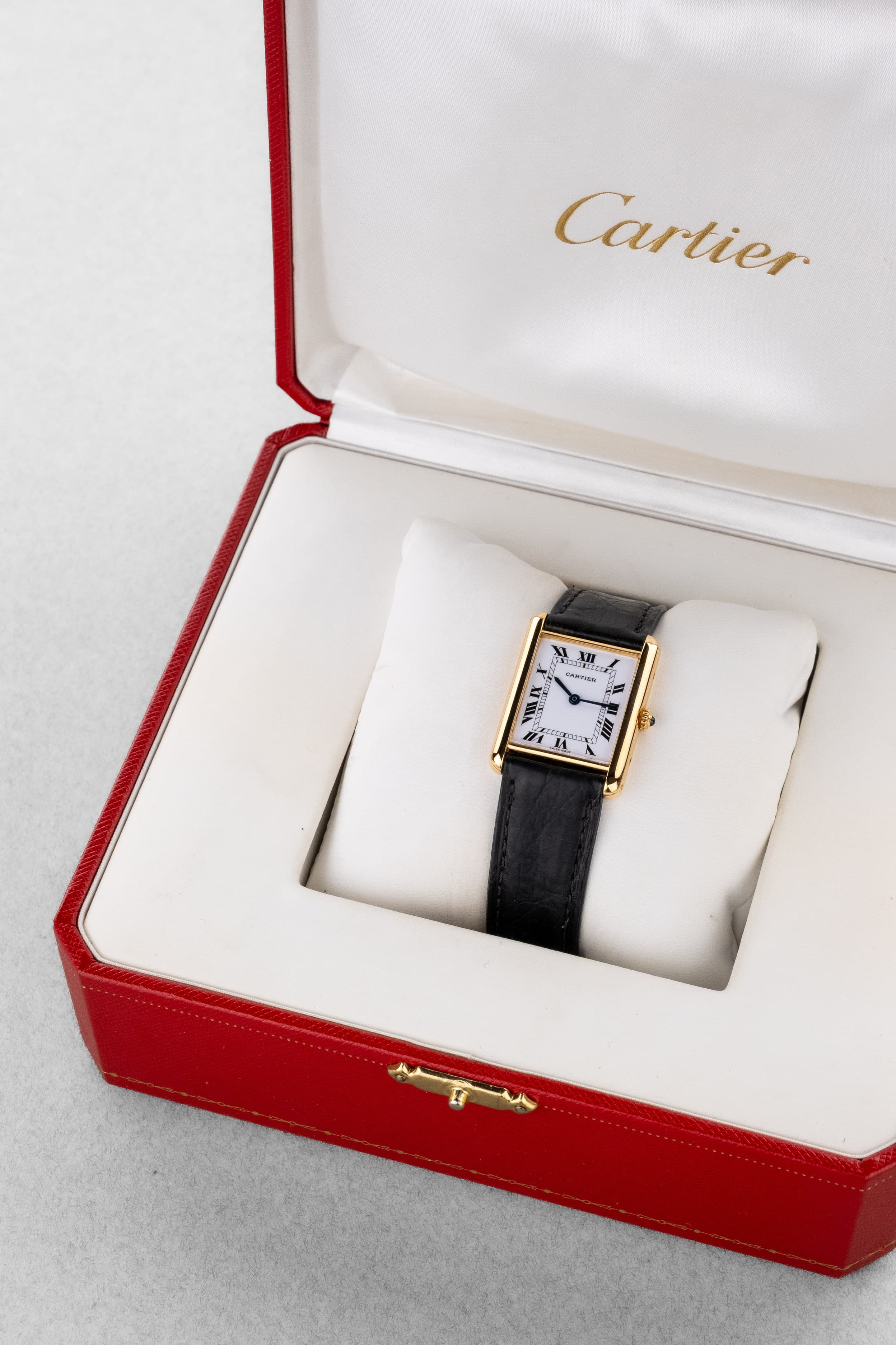 SFL7 Cartier Tank Louis réf. 88105 en or jaune, circa 1985 – Boucle déployante d'origine en or et parfait état - Box