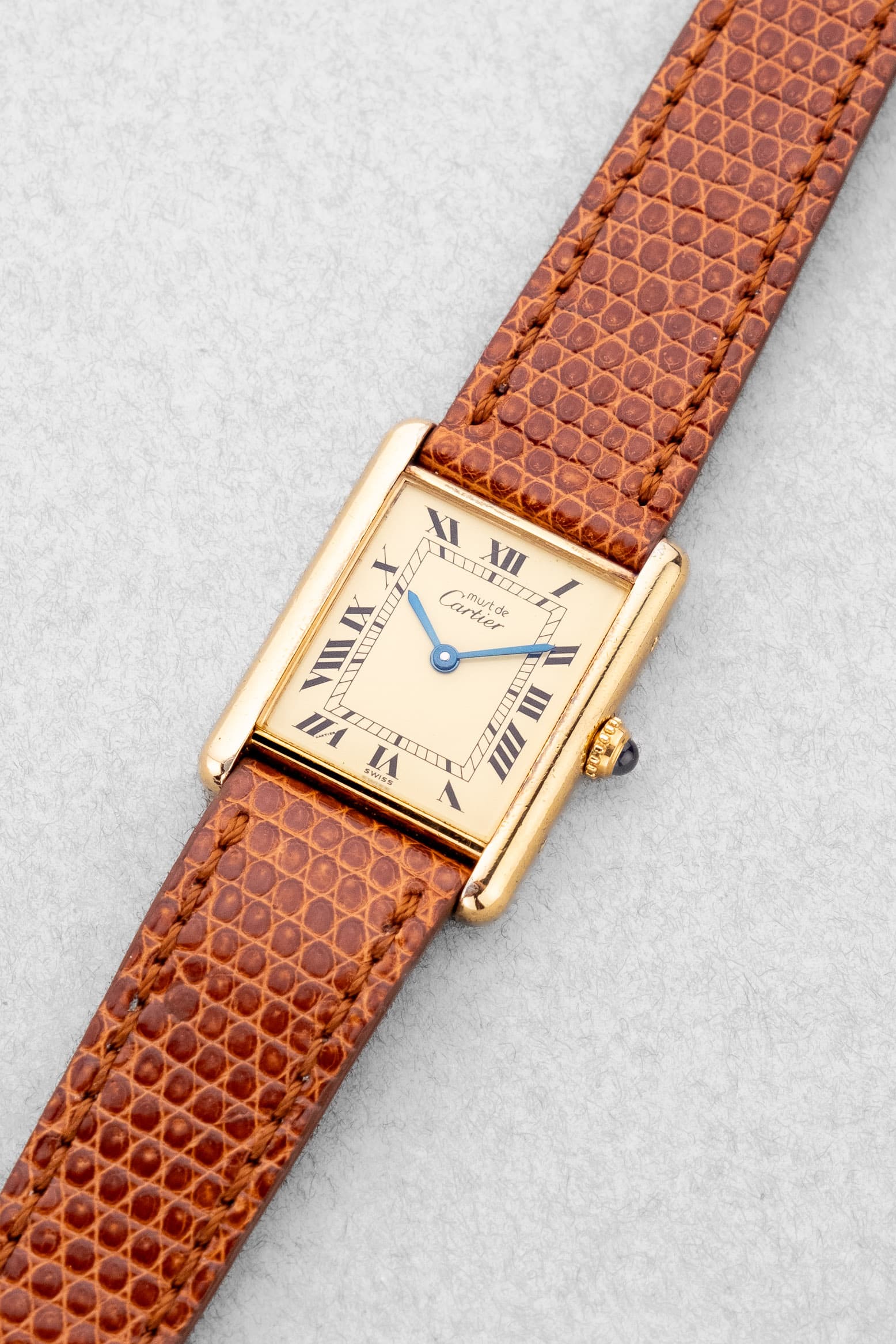 YM2B Cartier Tank Must Quartz GM 5 « Cream/Ivory Roman Dial », circa 1990 - Three Quarters