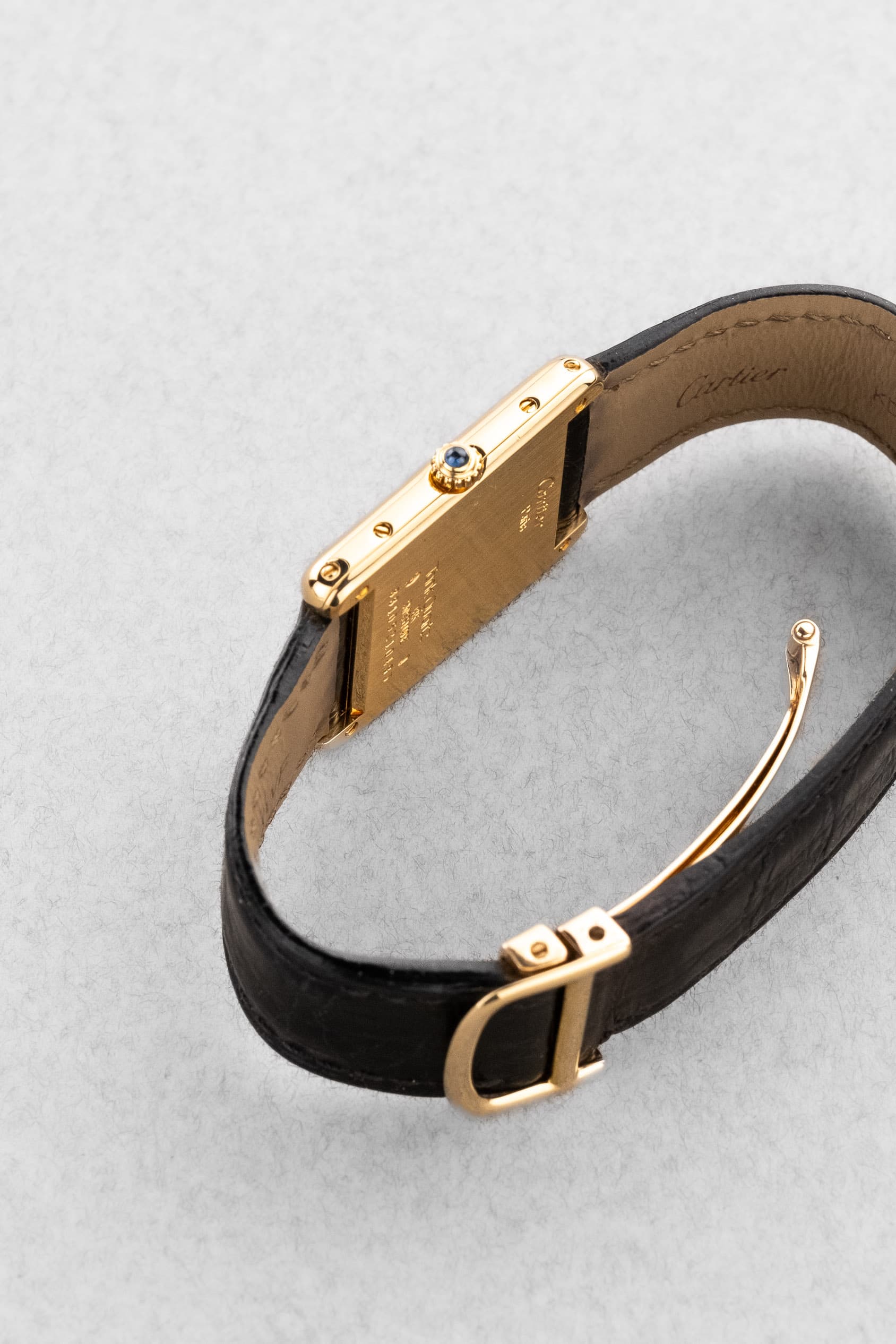 SFL7 Cartier Tank Louis réf. 88105 en or jaune, circa 1985 – Boucle déployante d'origine en or et parfait état - Right side