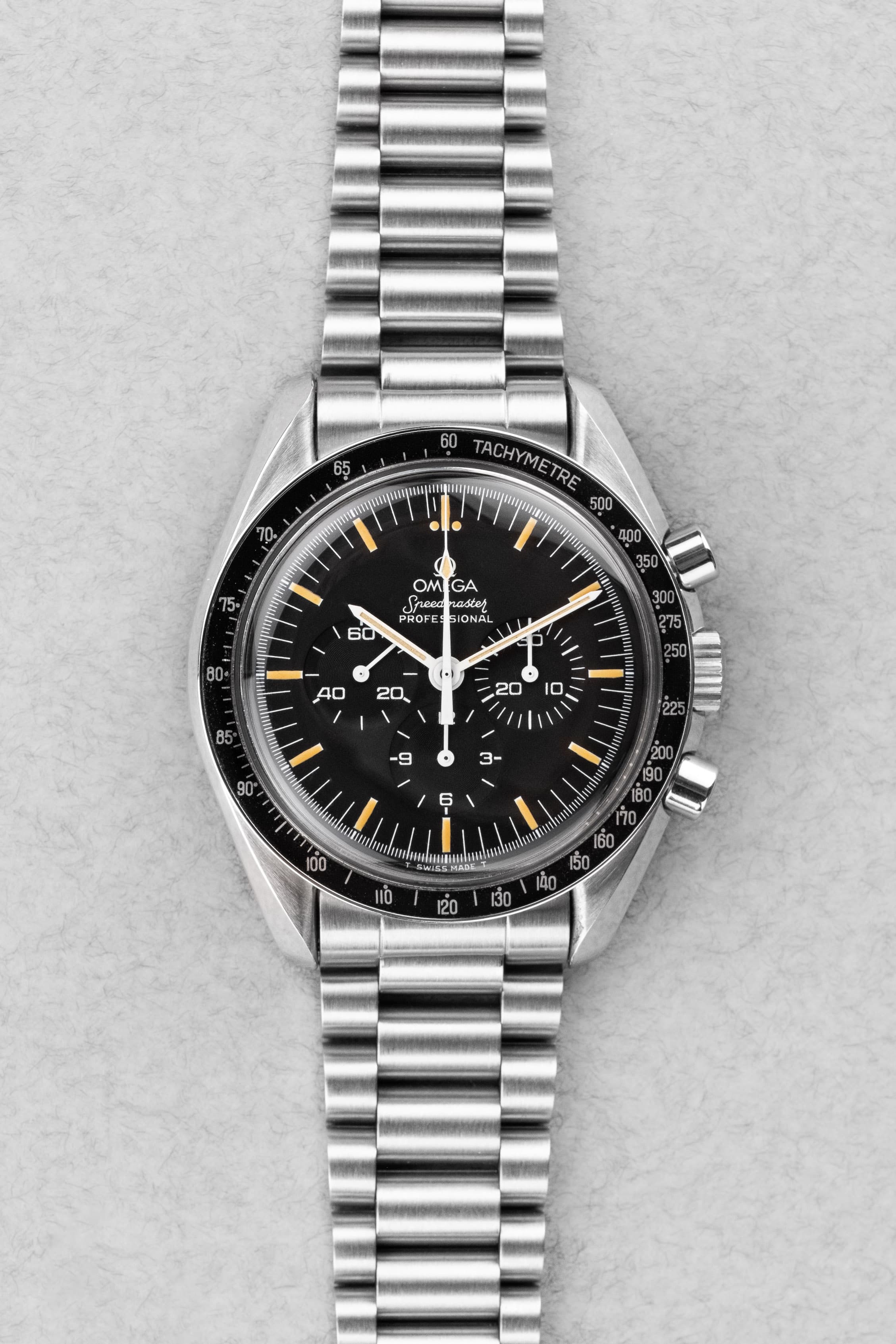 K2XS Omega Speedmaster Moonwatch « Long S & R » réf. 3590.50/145.022 circa 1990 – Patine + Bracelet 1450 - Front