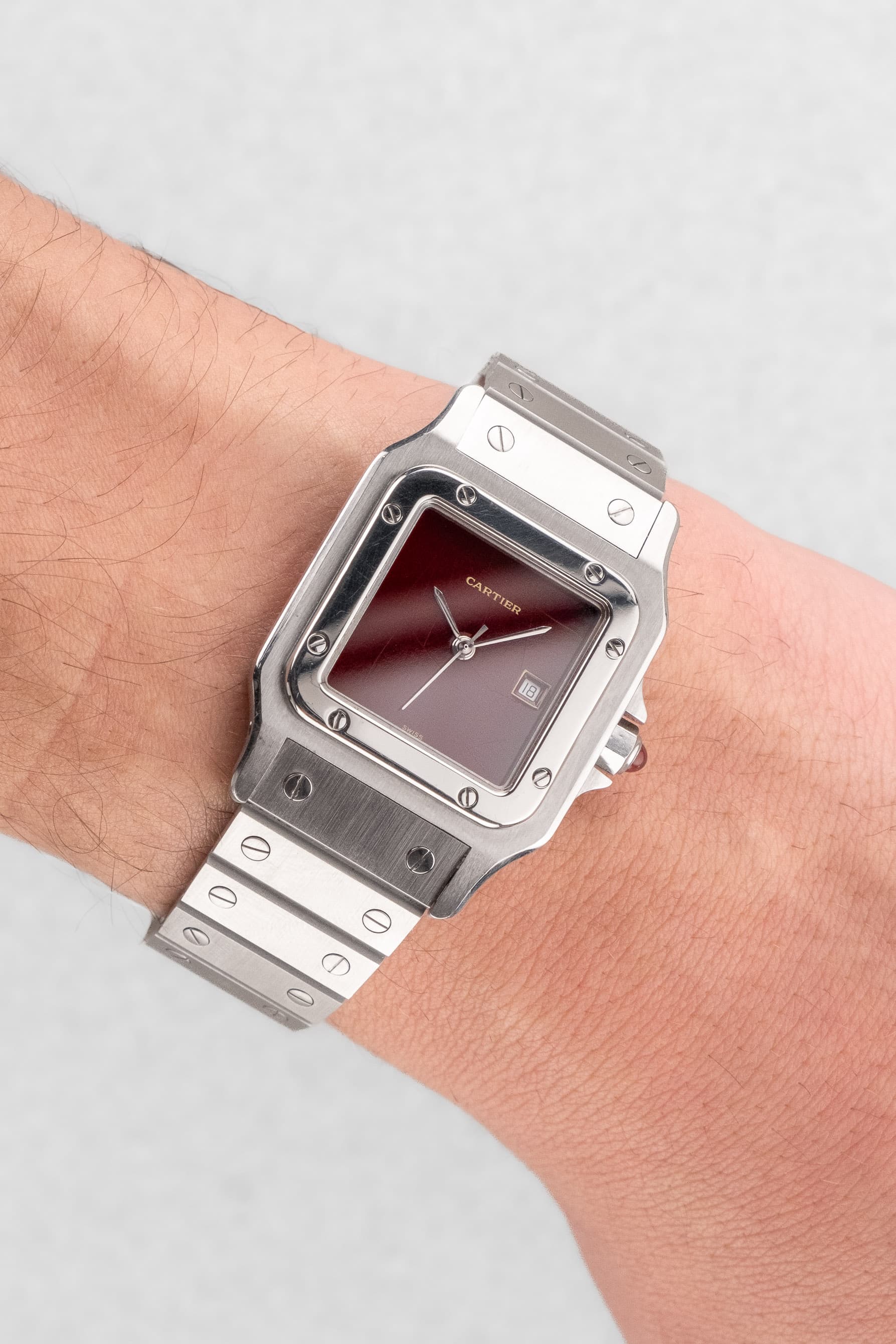 39PK Cartier Santos Carrée « Red/Burgundy » réf. 2960 – « SWISS Only » - Wristshot
