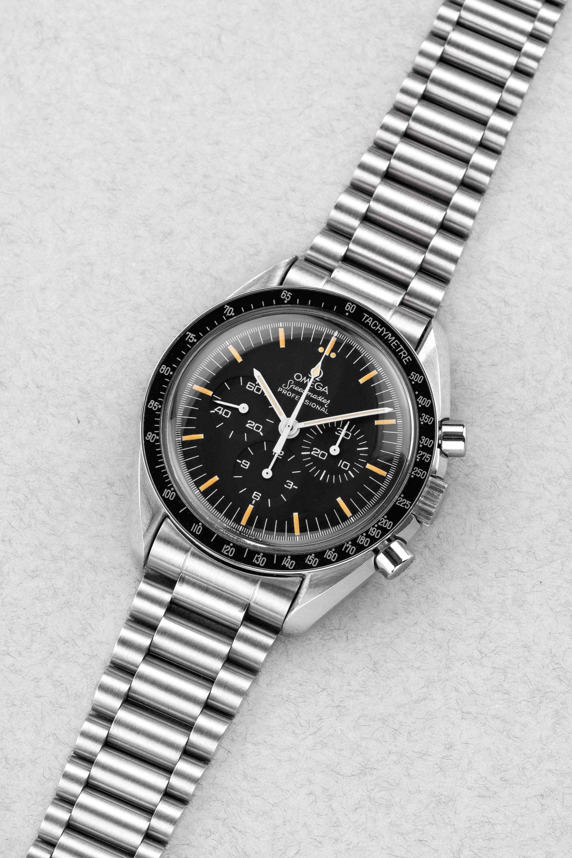 K2XS Omega Speedmaster Moonwatch « Long S & R » réf. 3590.50/145.022 circa 1990 – Patine + Bracelet 1450 - Three Quarters