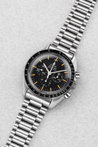 K2XS Omega Speedmaster Moonwatch « Long S & R » réf. 3590.50/145.022 circa 1990 – Patine + Bracelet 1450 - Three Quarters