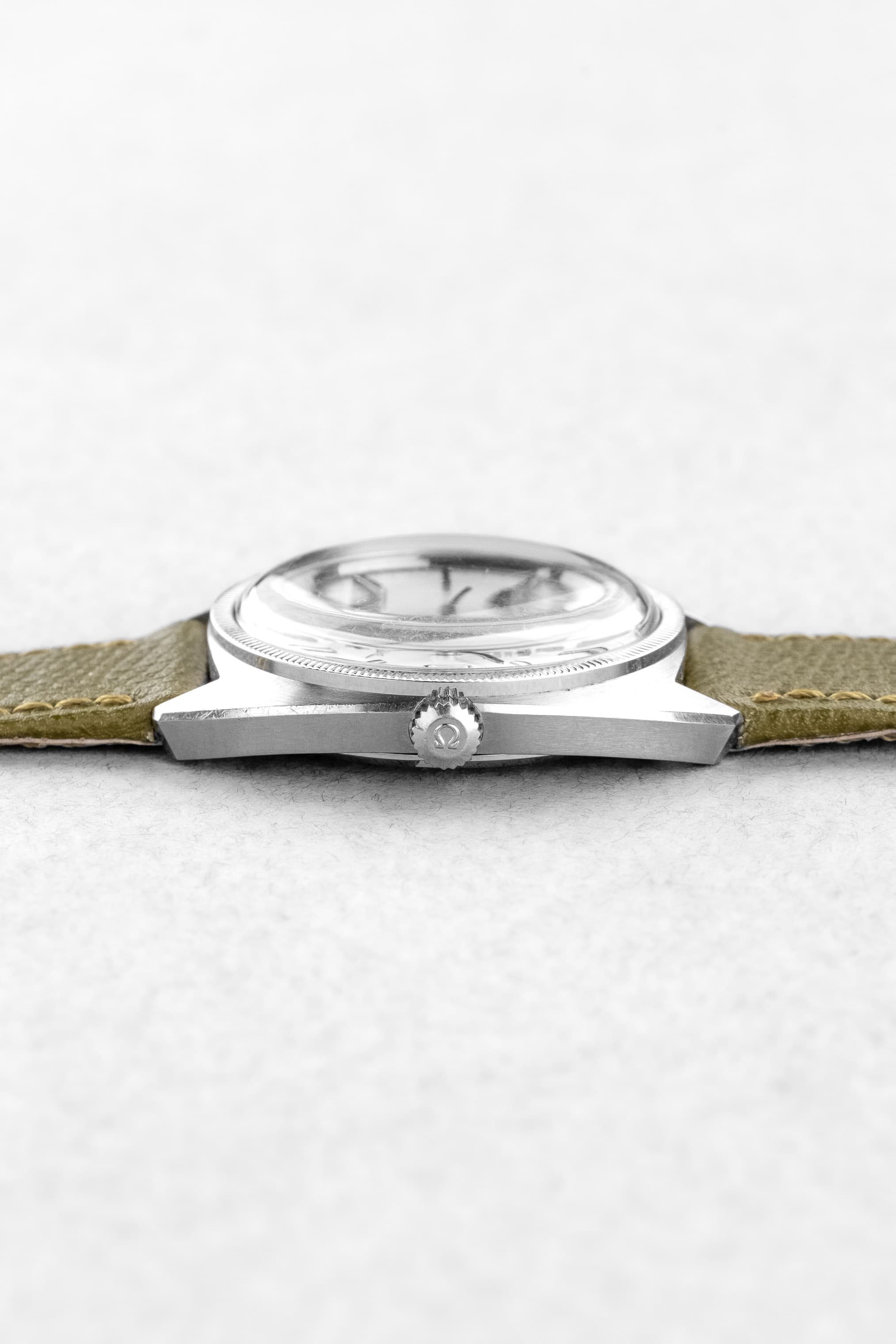 EPLS Omega Constellation « C-Shape Linen Dial/Cadran Lin » 168.027 de 1968 - Right side