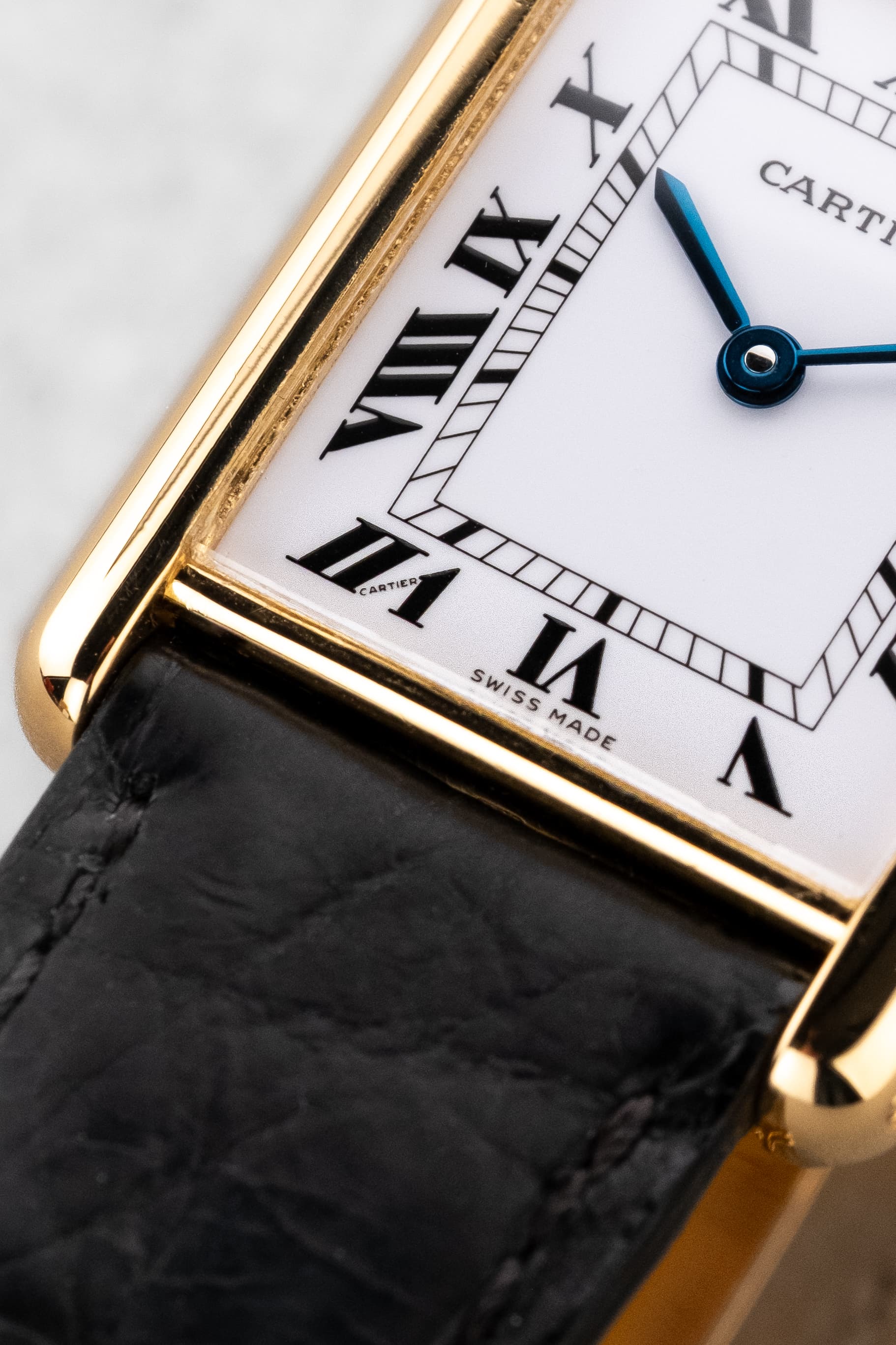 SFL7 Cartier Tank Louis réf. 88105 en or jaune, circa 1985 – Boucle déployante d'origine en or et parfait état - Dial