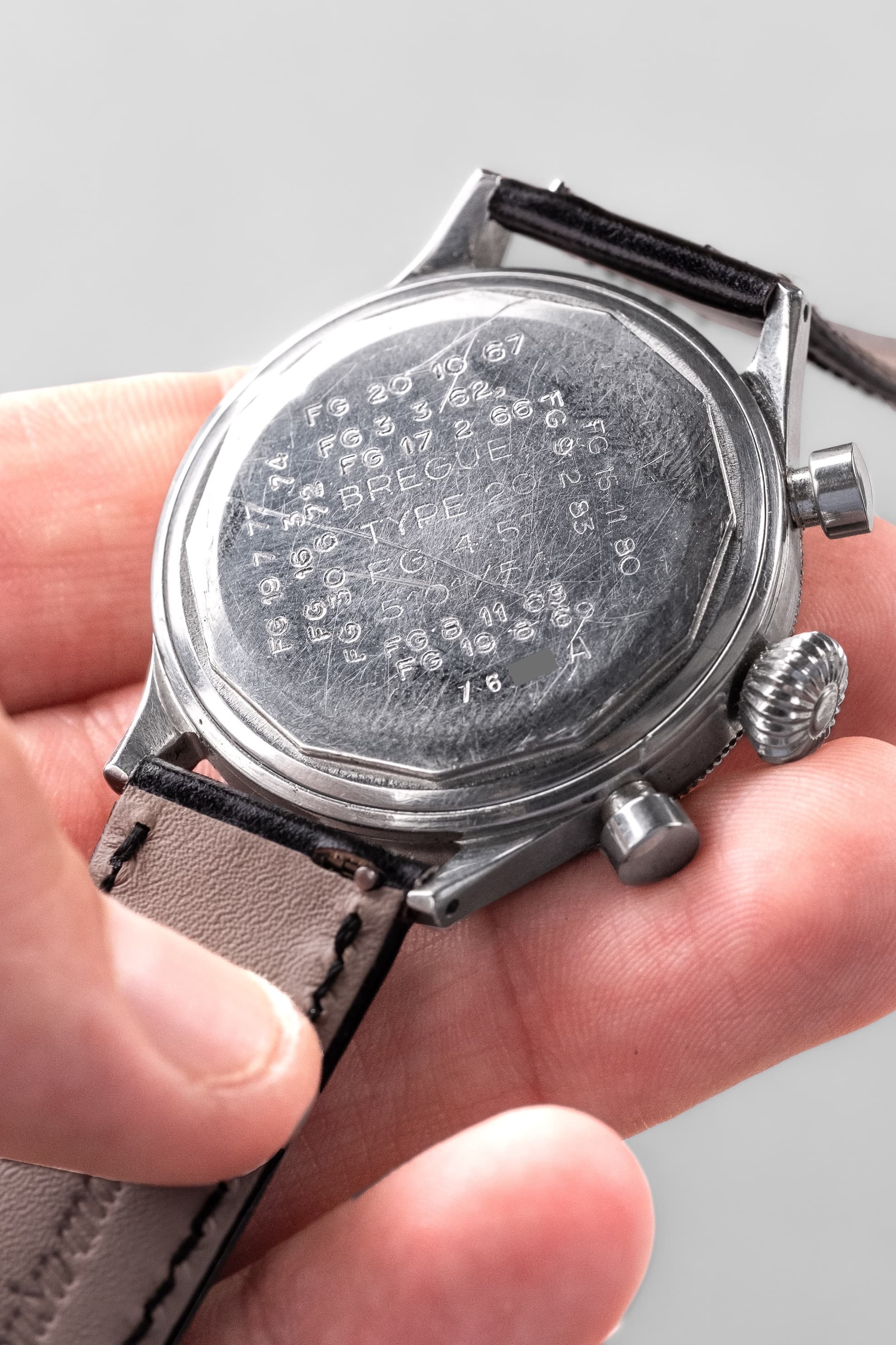 P4P7 Exceptionnel chronographe Breguet Type 20 militaire 5101/54 de 1ère génération, cadran « Glossy Gilt »/Laqué, livré au Ministère de l'Air en 1956 - Back