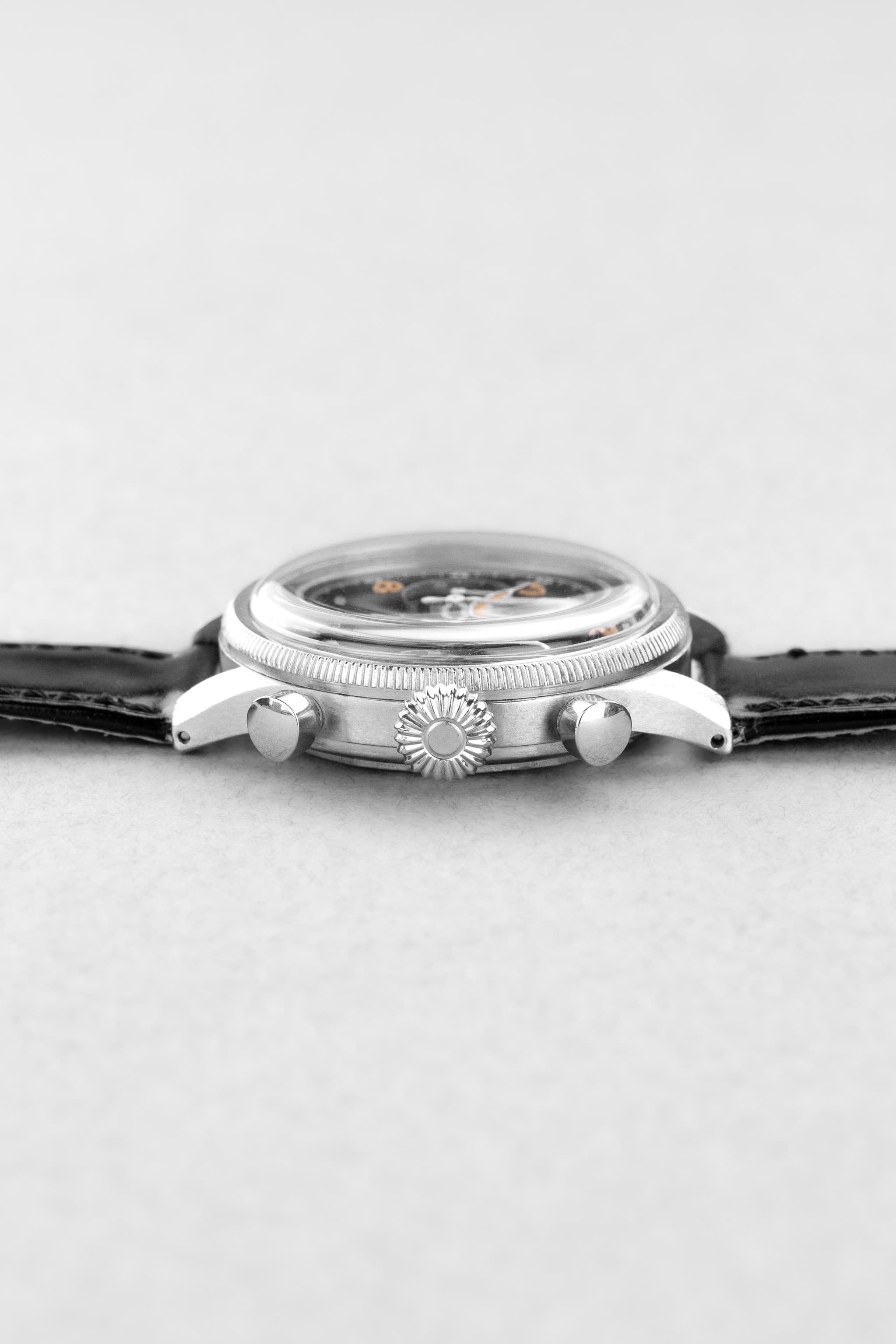 P4P7 Exceptionnel chronographe Breguet Type 20 militaire 5101/54 de 1ère génération, cadran « Glossy Gilt »/Laqué, livré au Ministère de l'Air en 1956 - Right side